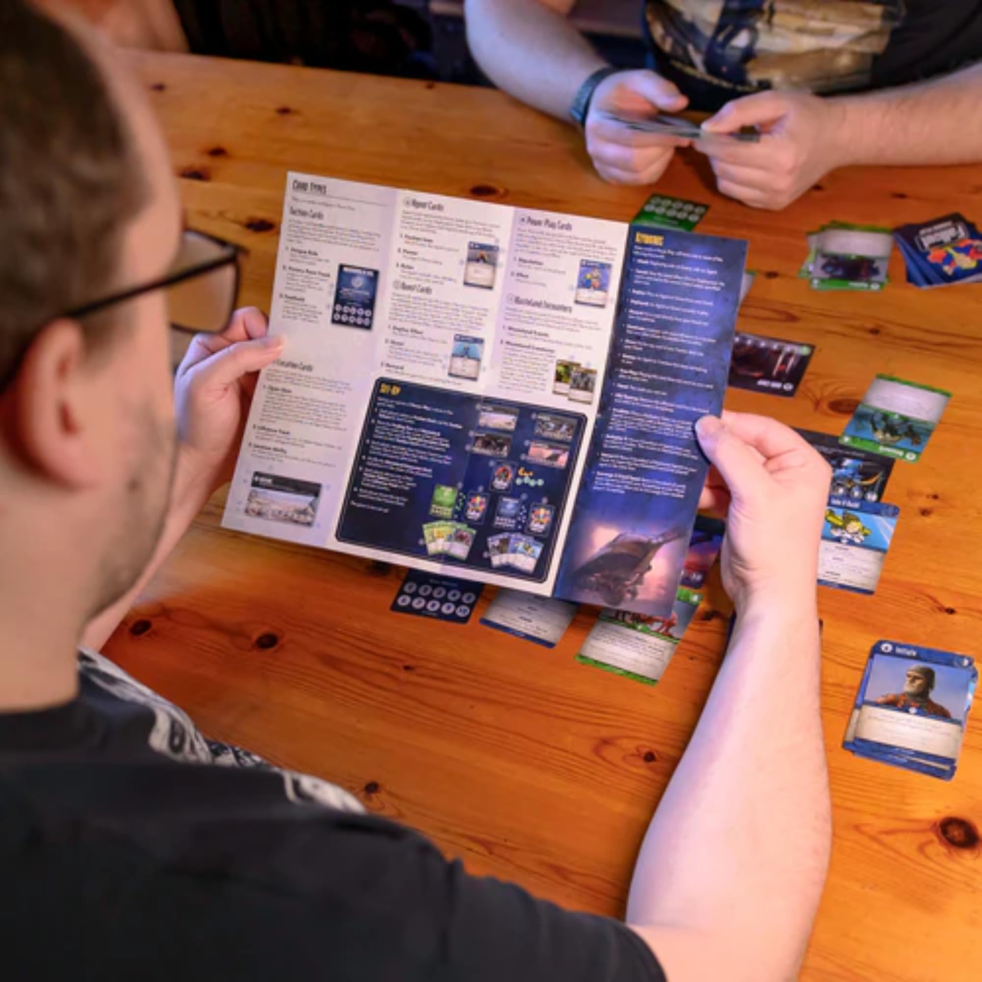Modiphius Fallout : Power Play | Jeu de Cartes compétitif | À partir de 14 Ans | 2 à 4 Joueurs | 30 à 45 Minutes de Temps de Jeu ou Plus