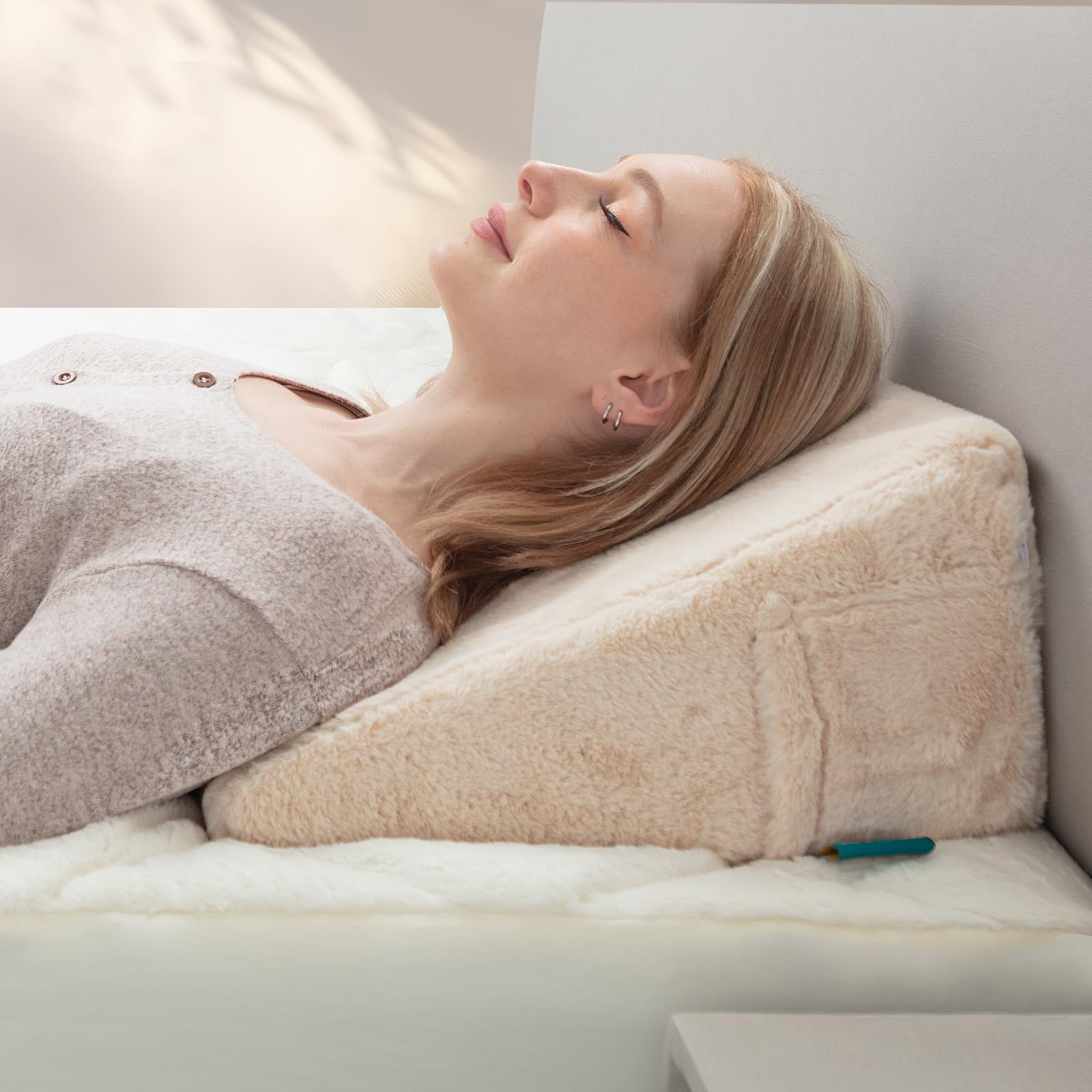 Almohada de cuña de cama para dormir, almohada triangular ajustable de piel sintética para piernas, dolor de espalda, ronquidos, alivia el reflujo ácido, color blanco