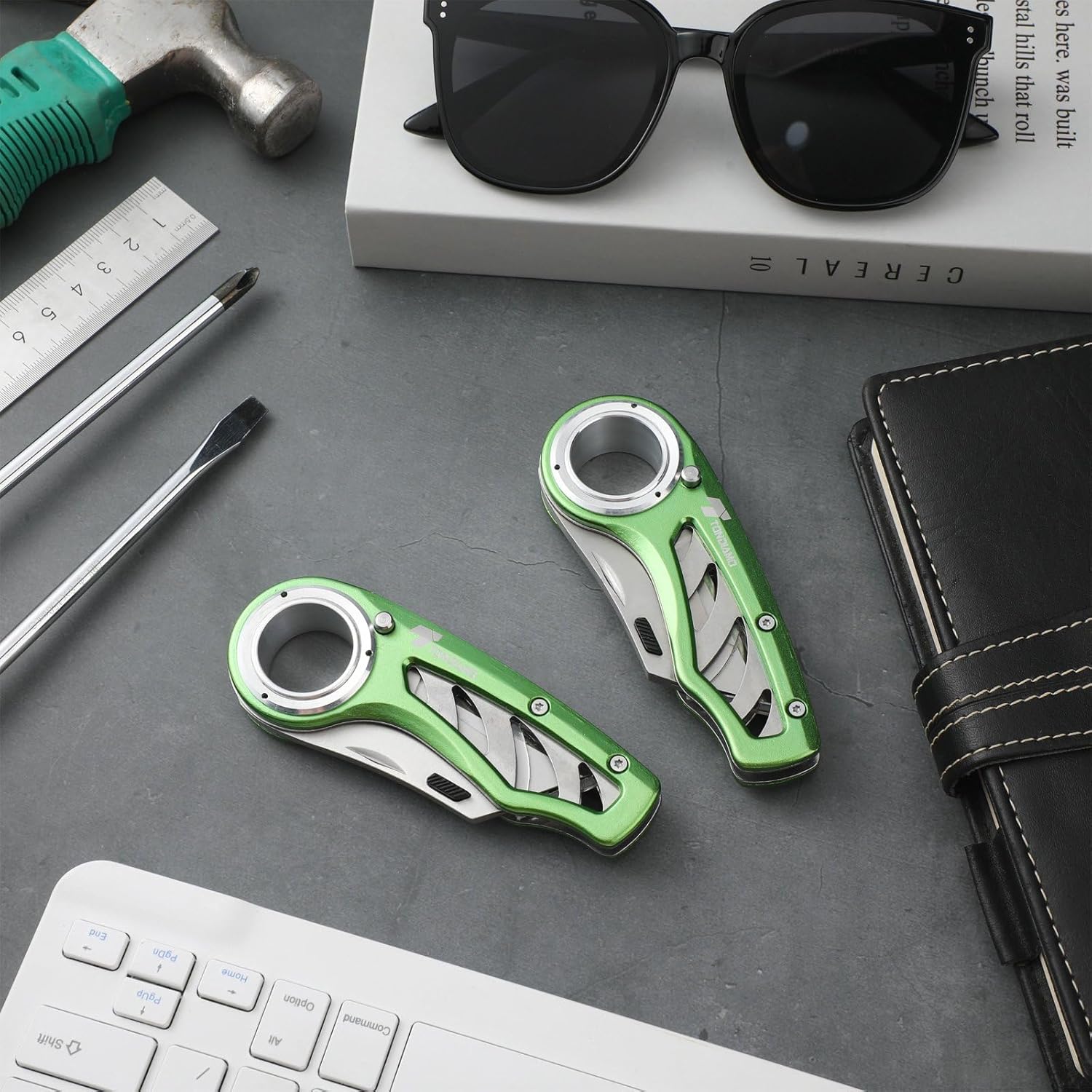 Tondiamo 2 Pcs Folding Pocket Utility Knife Heavy Duty Box Cutter Folding Razor Knife with Anti Slip Finger Loop Easy Change Blades 3 Lock Positions Design (Green)