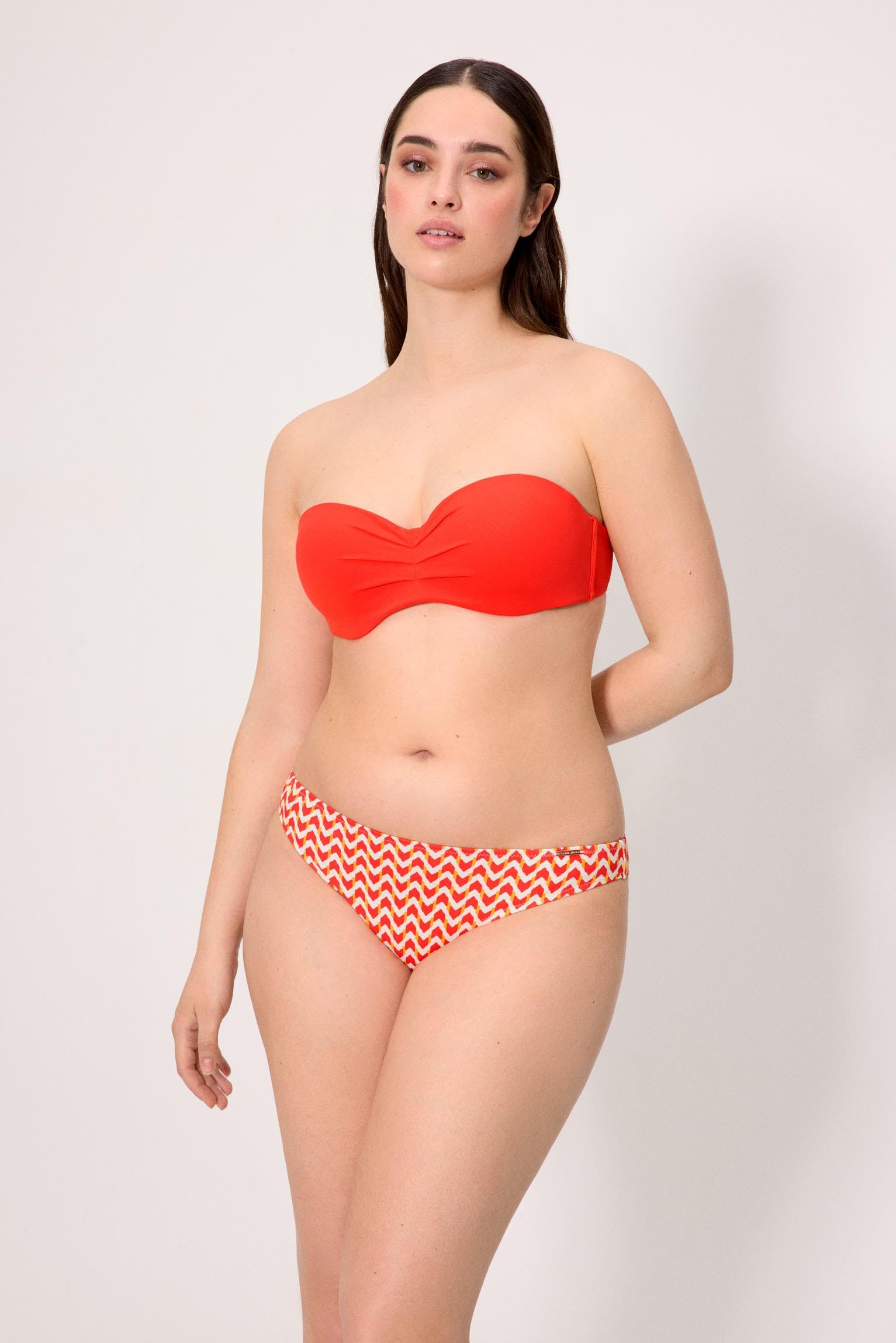 YSABEL MORA. Top Bikini Bandeau Micropiqué Coral Copa C. Sujeción Y Versatilidad con Aro Y Relleno. Tirantes Regulables Y Desmontables para Mayor Comodidad. Colección Sunset.