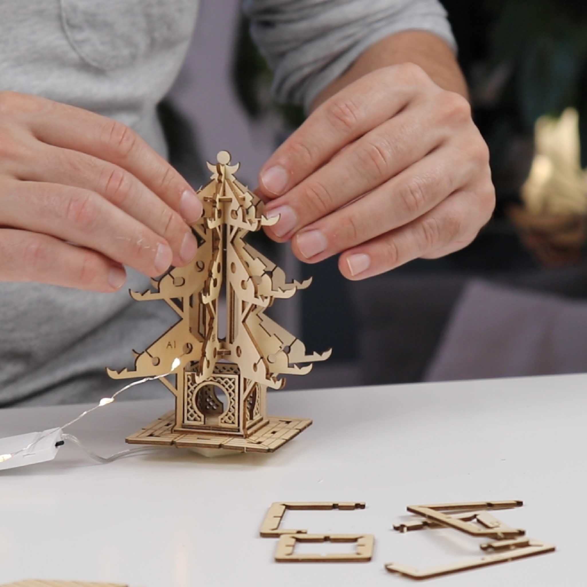 Tiny Treehouses – Temple of Serenity – Kit 3D DIY en Bois avec éclairage LED & Support Plante en Acrylique | 56 pièces | Montage 2–3 h | Dès 15 Ans