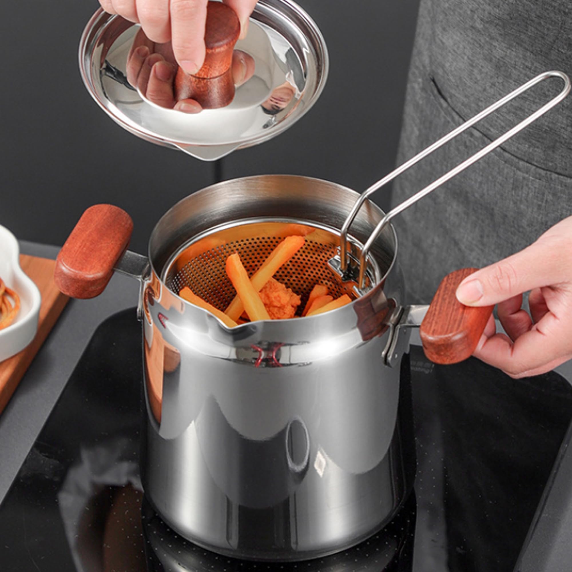 Pojemnik na tłuszcz ze stali nierdzewnej Bacon Grease, pojemnik na olej ze stali nierdzewnej 304 z koszem filtrującym i siatką, do przechowywania tłuszczu do smażenia i gotowania (1,9 l)