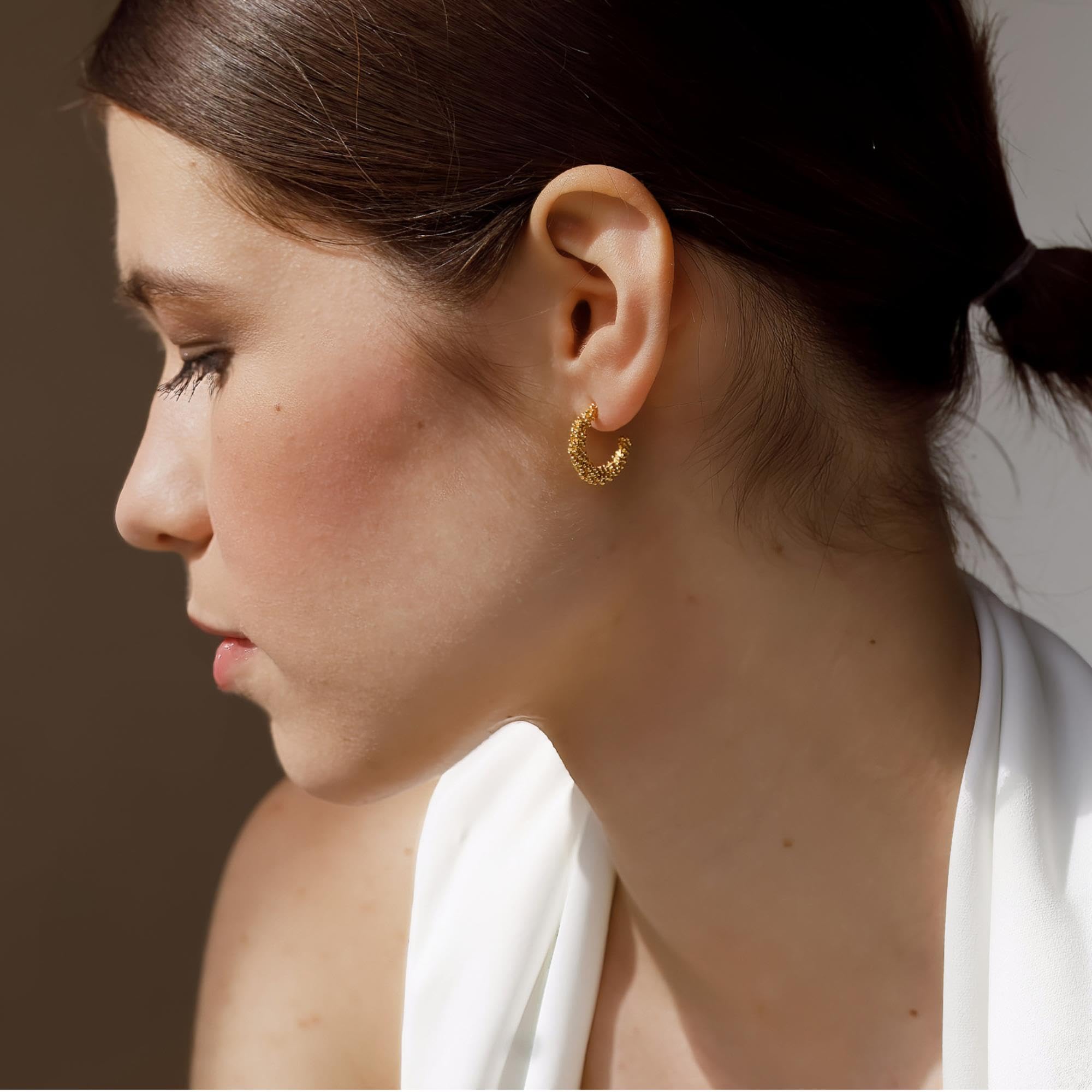 PENDIENTES DORADOS STARDUST | Diseñado por Carme Fàbregas | Colección Stardust | Pendientes medianos de metal con baño de oro de 24 K