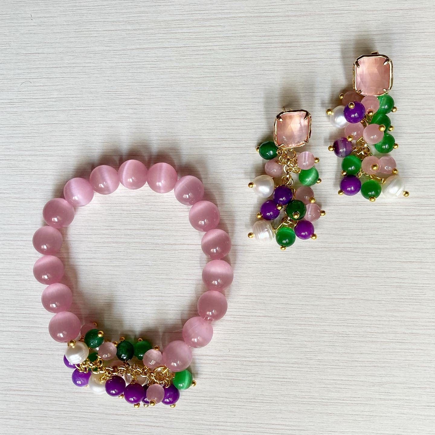Parure in rosa, verde e viola