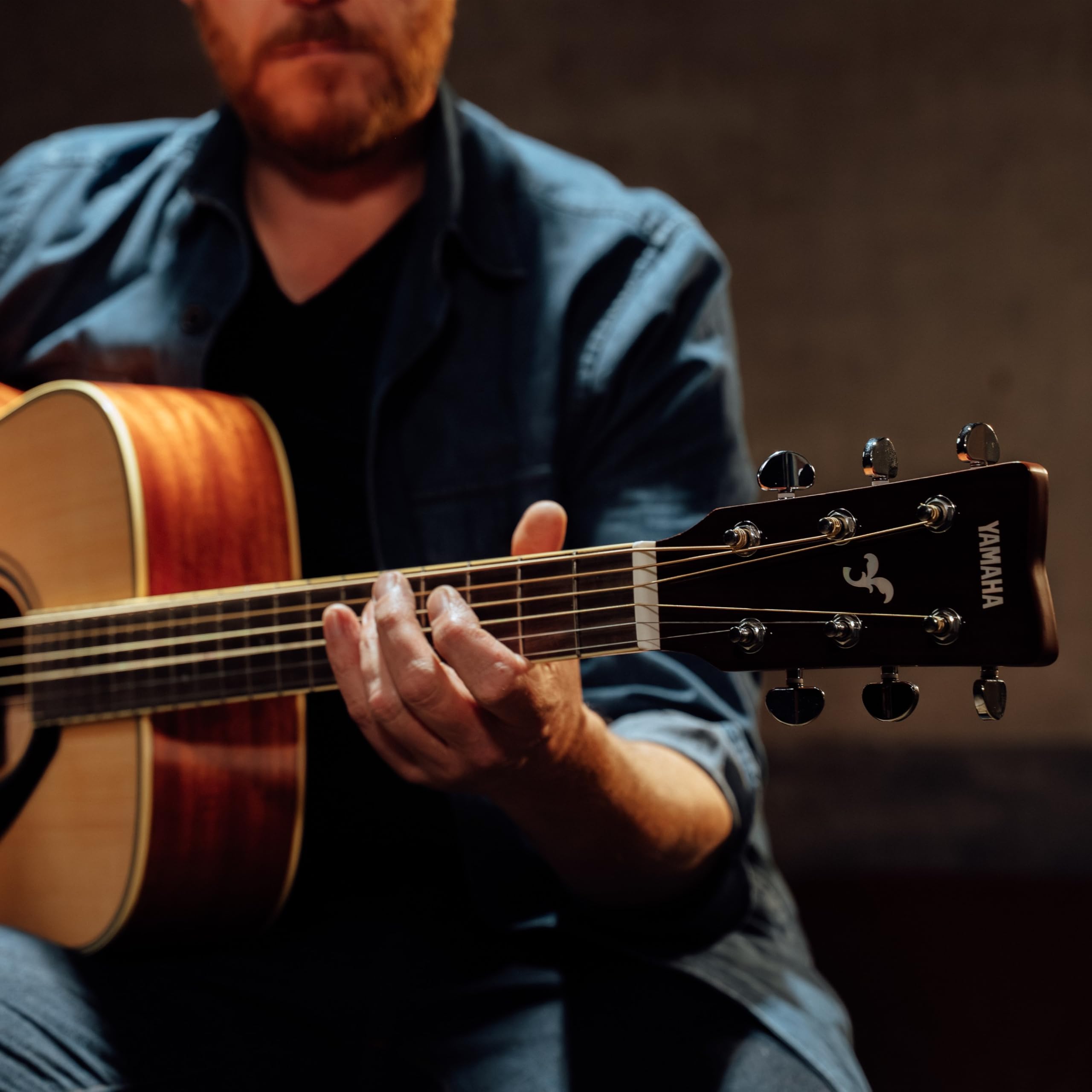 YAMAHA FG820 Gitara akustyczna - Dreadnought w standardowym rozmiarze, kamerton 24,96", solidny świerk, mahoń tył i boki, podstrunnica palisandru, struny stalowe - naturalne