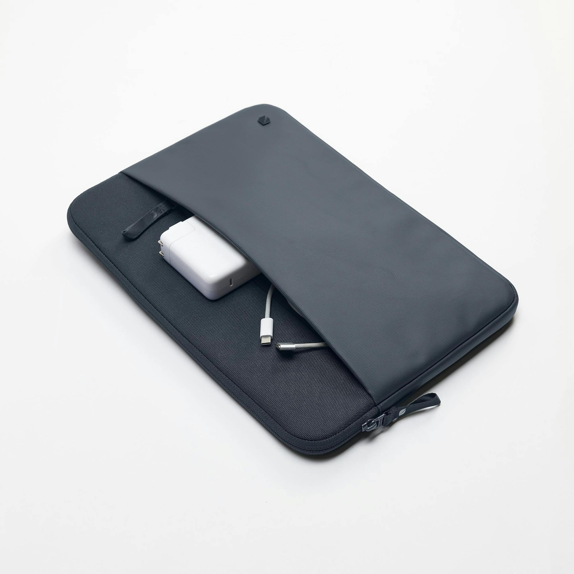 Incase A.R.C. - Custodia per laptop da 14" con tecnologia ReSpun, 100% poliestere riciclato, sottile, leggera, protezione sostenibile per laptop e MacBook, colore: blu navy
