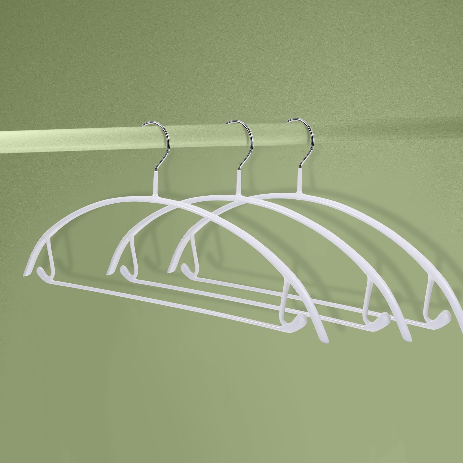 10 Perchas de PVC Recubrimiento Antideslizante para Ropa, Resistentes hasta 8kg, Diseño Semicircular, Ideales para Dormitorios y Armarios Blancos