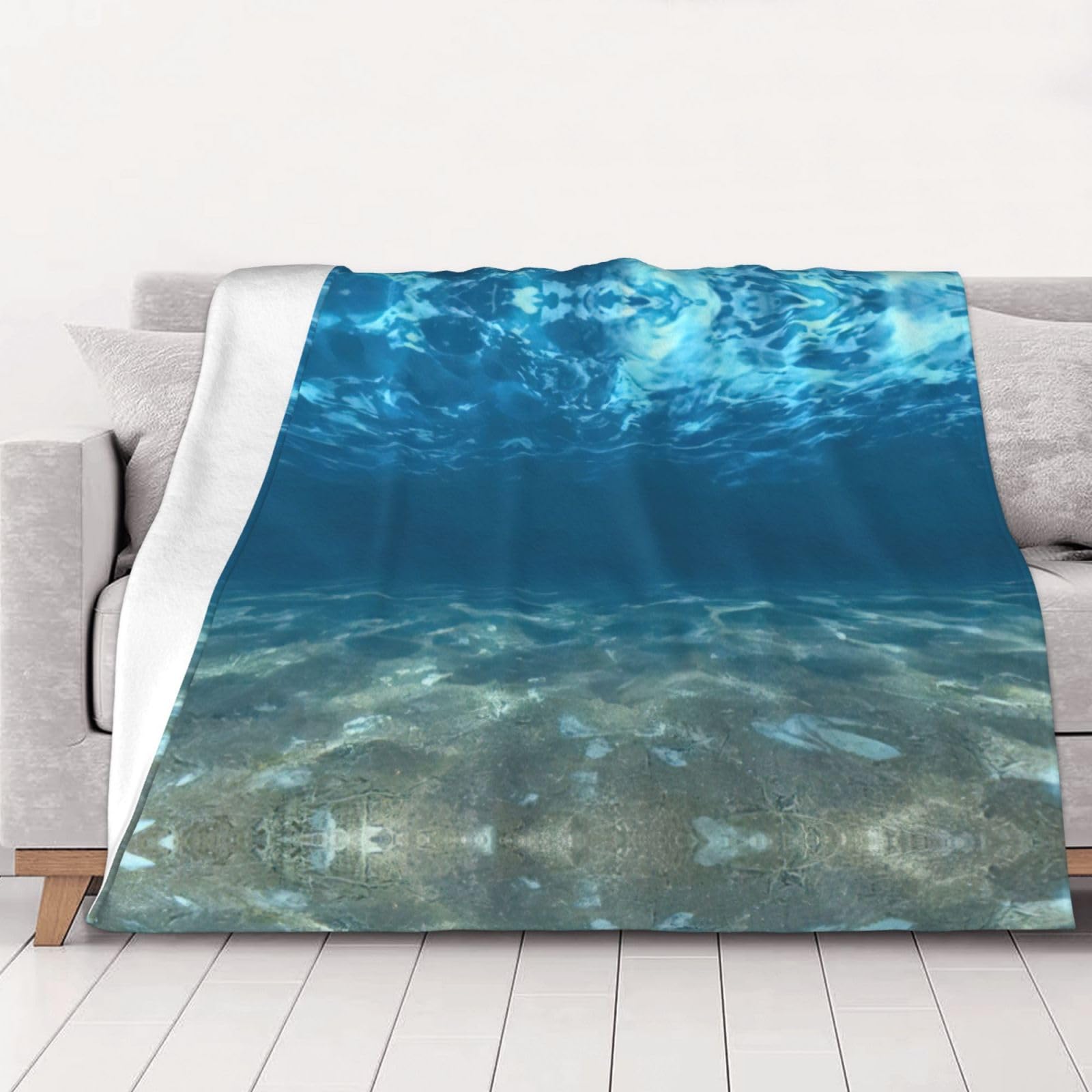Couverture douillette bleu océan : le confort apaisant du paysage marin pour lit et canapé