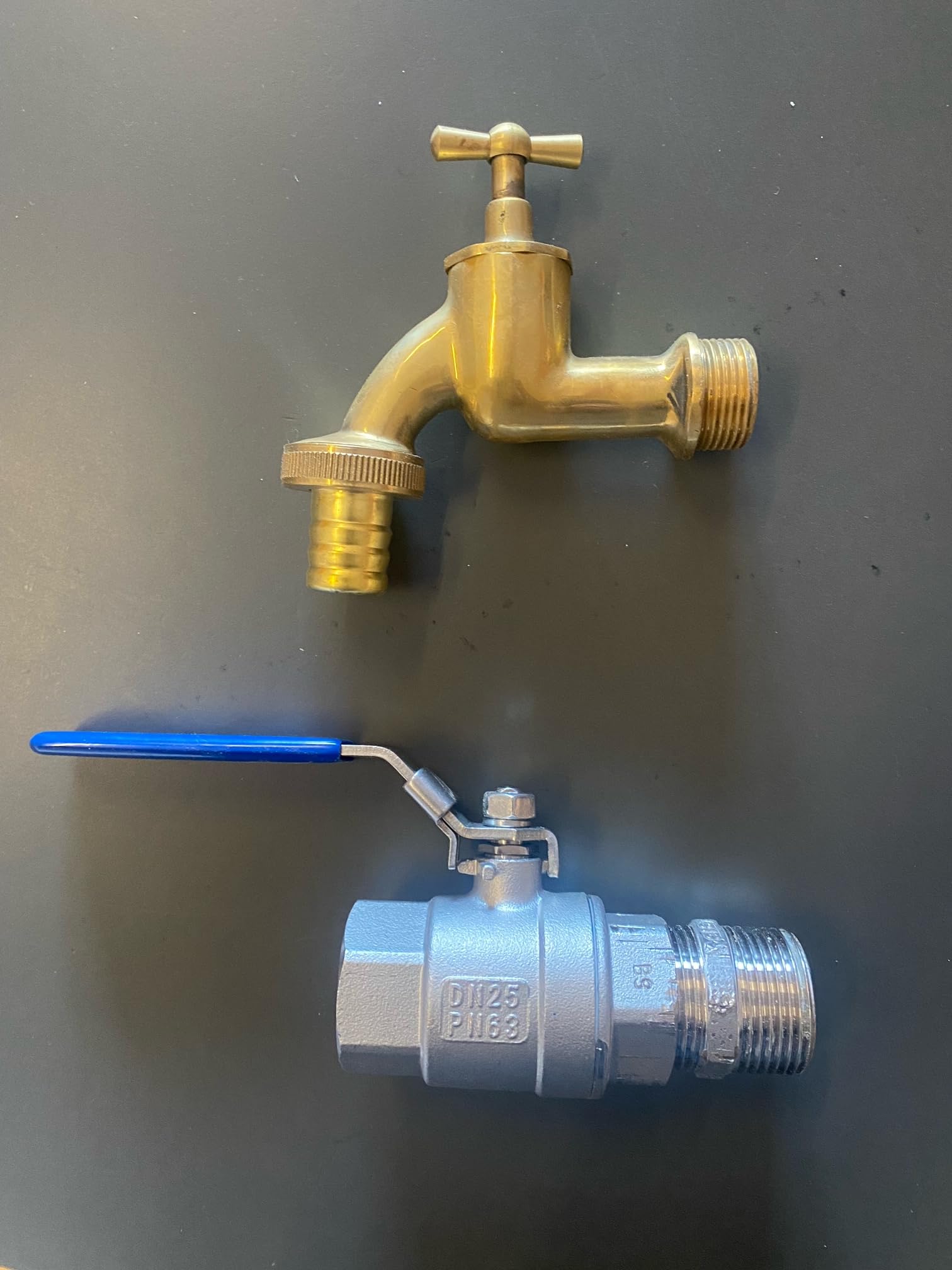 Tauchbecken 300 Liter Eisbad aus einem gebrauchten Weinfass, Saunatauchbecken optional geölt erhältlich, Deckel-Hahn-Lärchentreppe-Tauchfass, mit Deckel, Messinghahn ohne Treppe (TB400DeckelHahn)