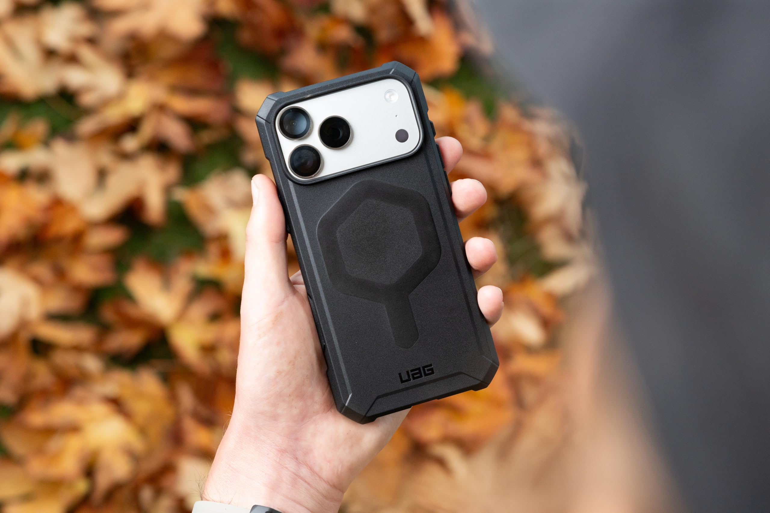 Urban Armor Gear Essential Armor MS Case Compatible con Apple iPhone 17 Funda (Carga inalámbrica/magnética optimizada, 4,6m protección) Negro