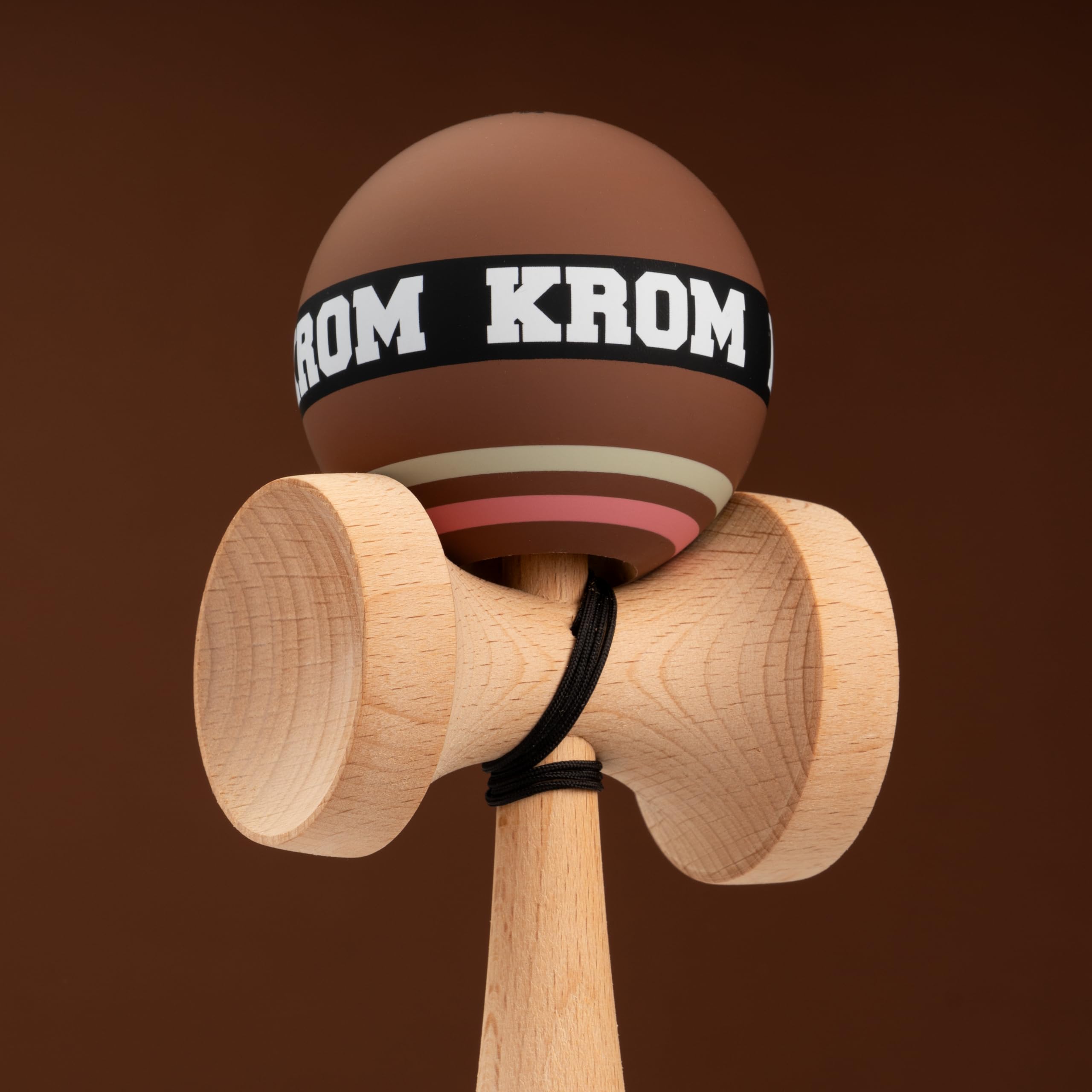 KROM Kendama STROGO Neapolitan Chocolate – Kendama in Legno per Principianti e Giocatori avanzati – Gioco di abilità per Uso Indoor e Outdoor – Giocattolo in Legno con Corda e Sfera