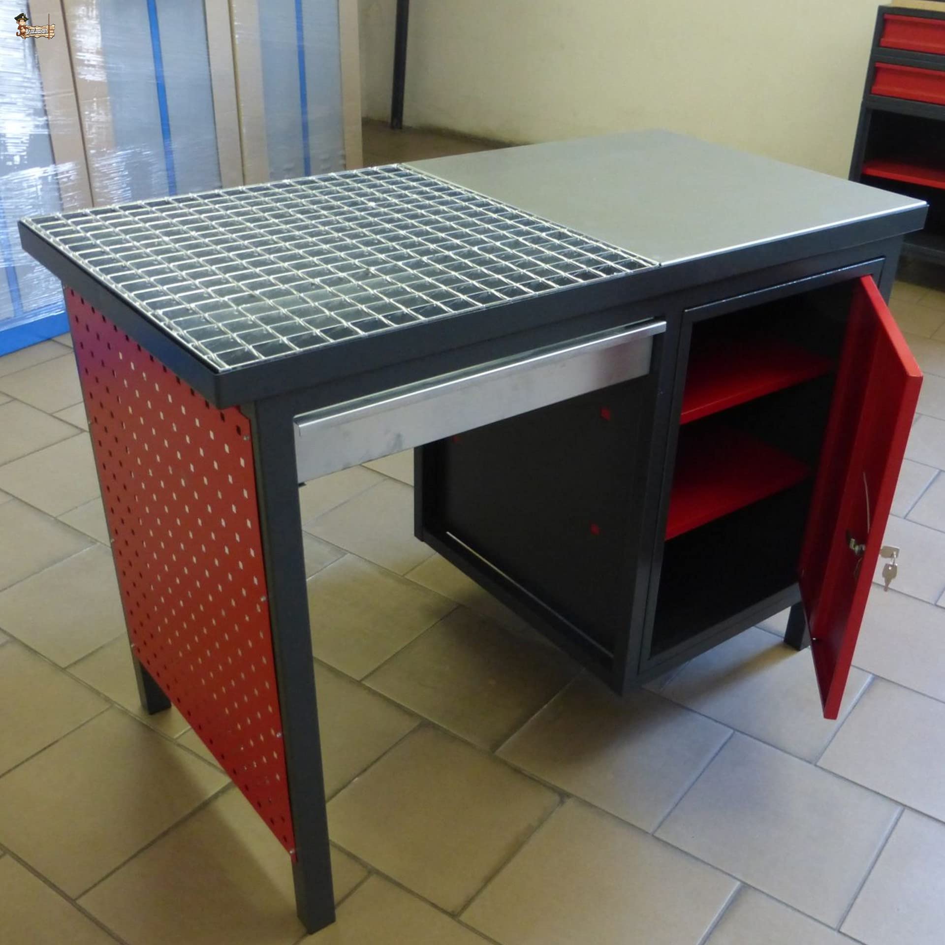 BricoLoco Mesa soldadura metálica perforada de taller. Banco trabajo soldar electrodo, MIG, TIG. Panel portaherramientas y ganchos. Cajón extraíble. Armario almacenamiento con llave.