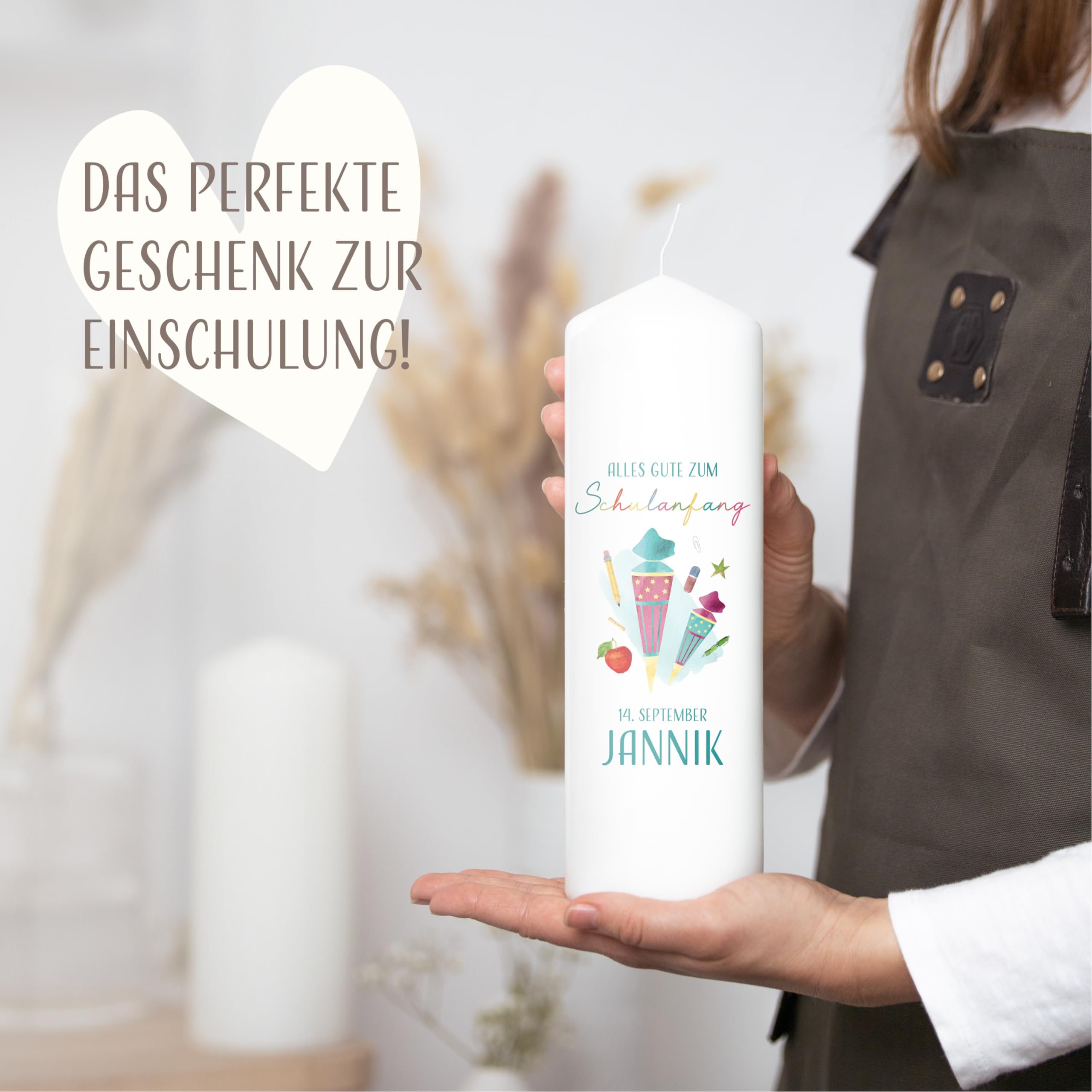 AMARI ® Schulanfangskerze personalisiert 25/8 cm - Individuelle Kerze mit Namen & Aufschrift zur Einschulung - Geschenk zum Schulstart