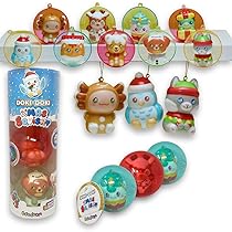 #sbabam FUNNY BOX Doki Doki Xmas Squishy, Palline di Natale con Laccetto e Squishy Antistress, 3 Pezzi, Stickers Inclusi, Giochi per Bambini Slow Rising – Decorazioni Natalizie per Albero di Natale