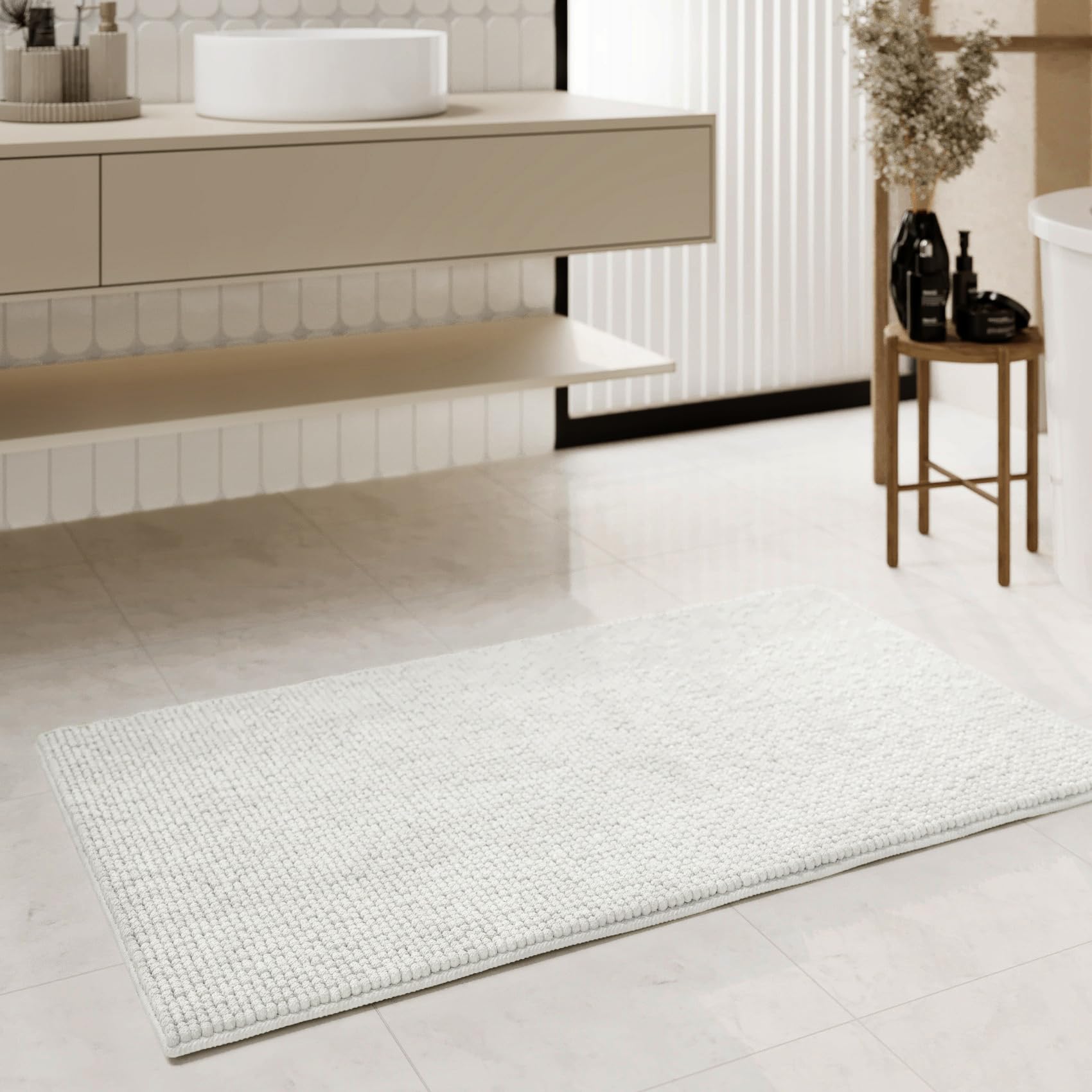 Tappeto da bagno moderno in ciniglia di WECONhome Basics - antiscivolo, lavabile, assorbente - Stile per ogni bagno – Balu (70 x 120 cm, bianco)
