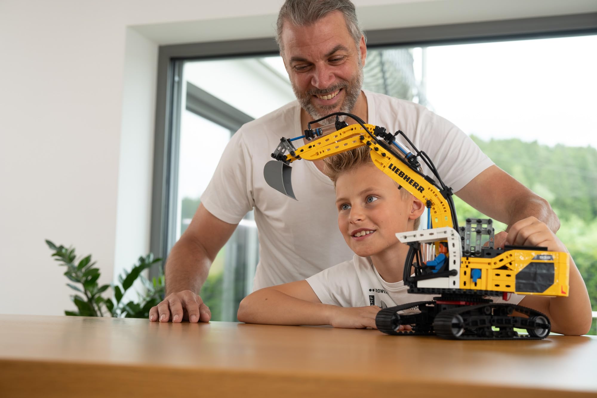 fischertechnik 576450 Liebherr R938 Excavadora Neumática – Kit de construcción Realista para niños Desde 10 años y Adultos, 689 Piezas, Amarillo