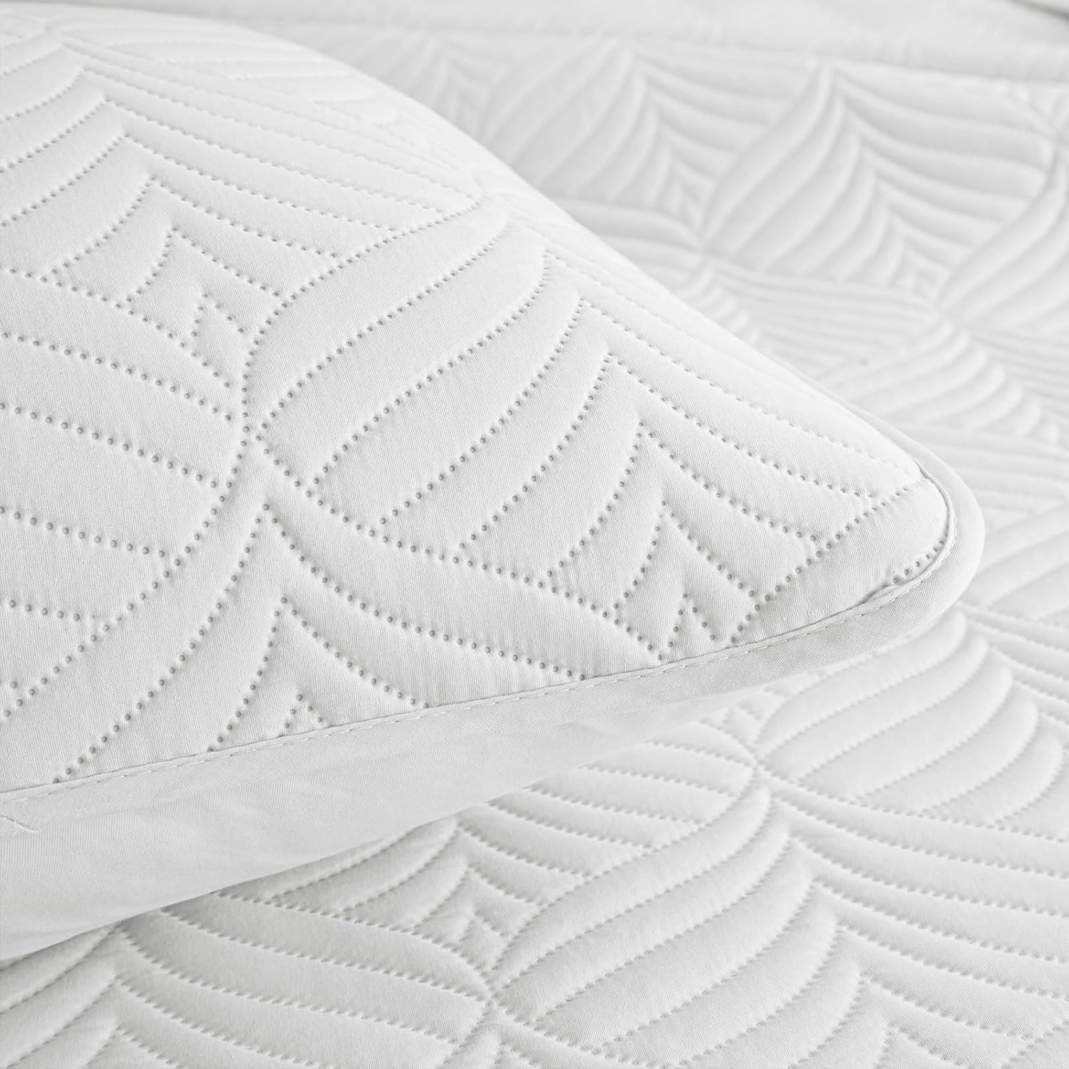 Whale Flotilla Extra Soft Oversized King Quilt Bedding Set, Lightweight White Bedspread Cal King Size Quilt with Modern Pattern, Reversible 3-Piece Coverlet with 2 Pillow Shames for All Seasons