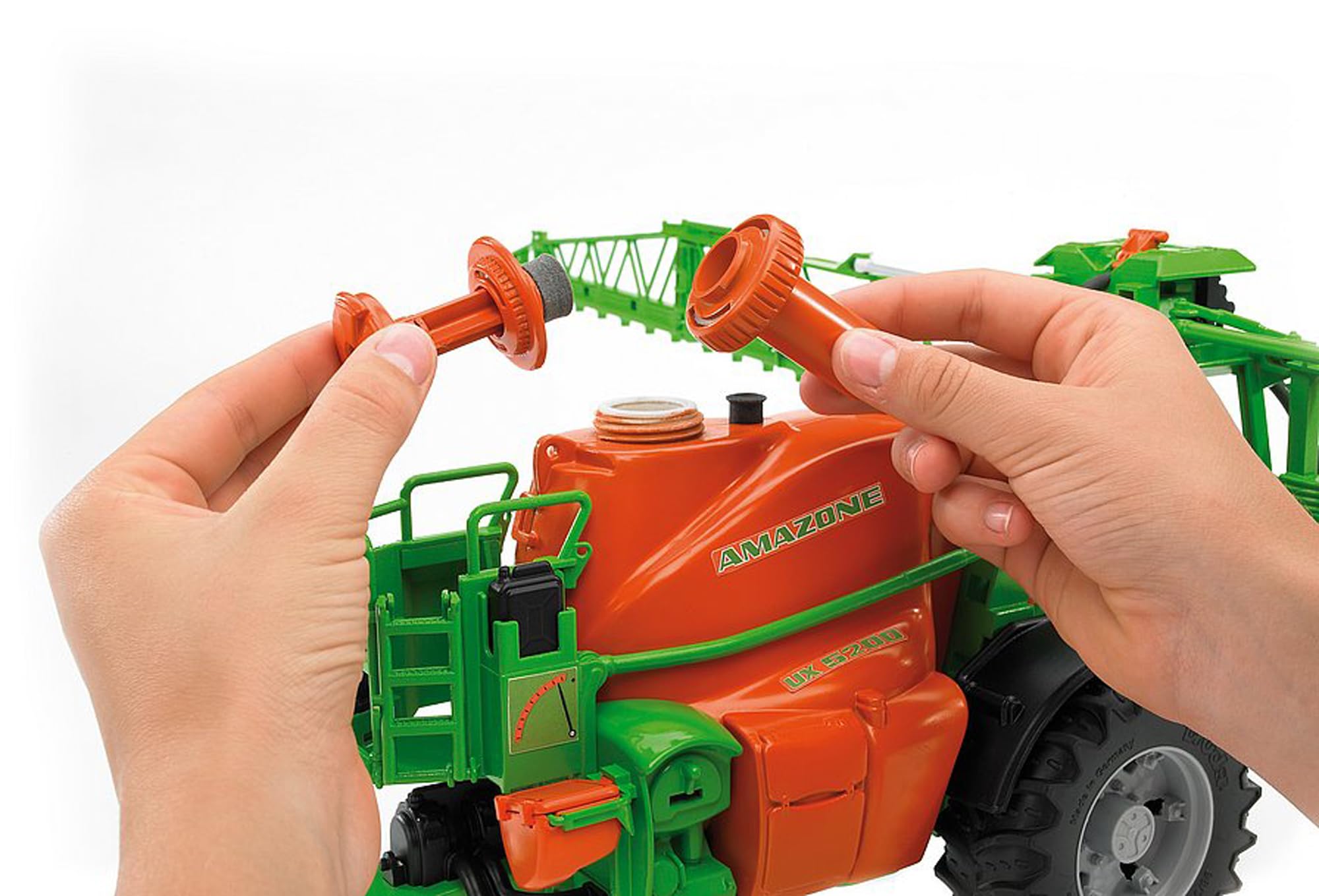 bruder 02207 - Opryskiwacz polowy Amazone UX 5200 | z zbiornikiem na wodę, opryskiwacz polowy do rolnictwa, gospodarstwo, 1:16