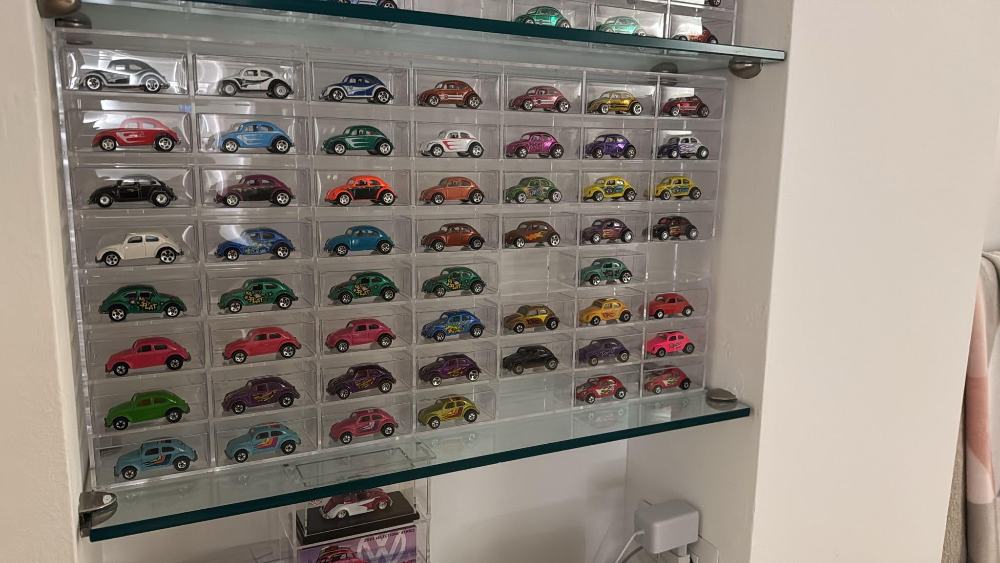 Bacheca Vetrina espositiva in Plexiglass trasparente | 61 x 35 x Prof. 5,8 cm | | 56 caselle | | Modellismo | Collezionismo | Scala 1:64 | Ideale per modellini Hot Wheels