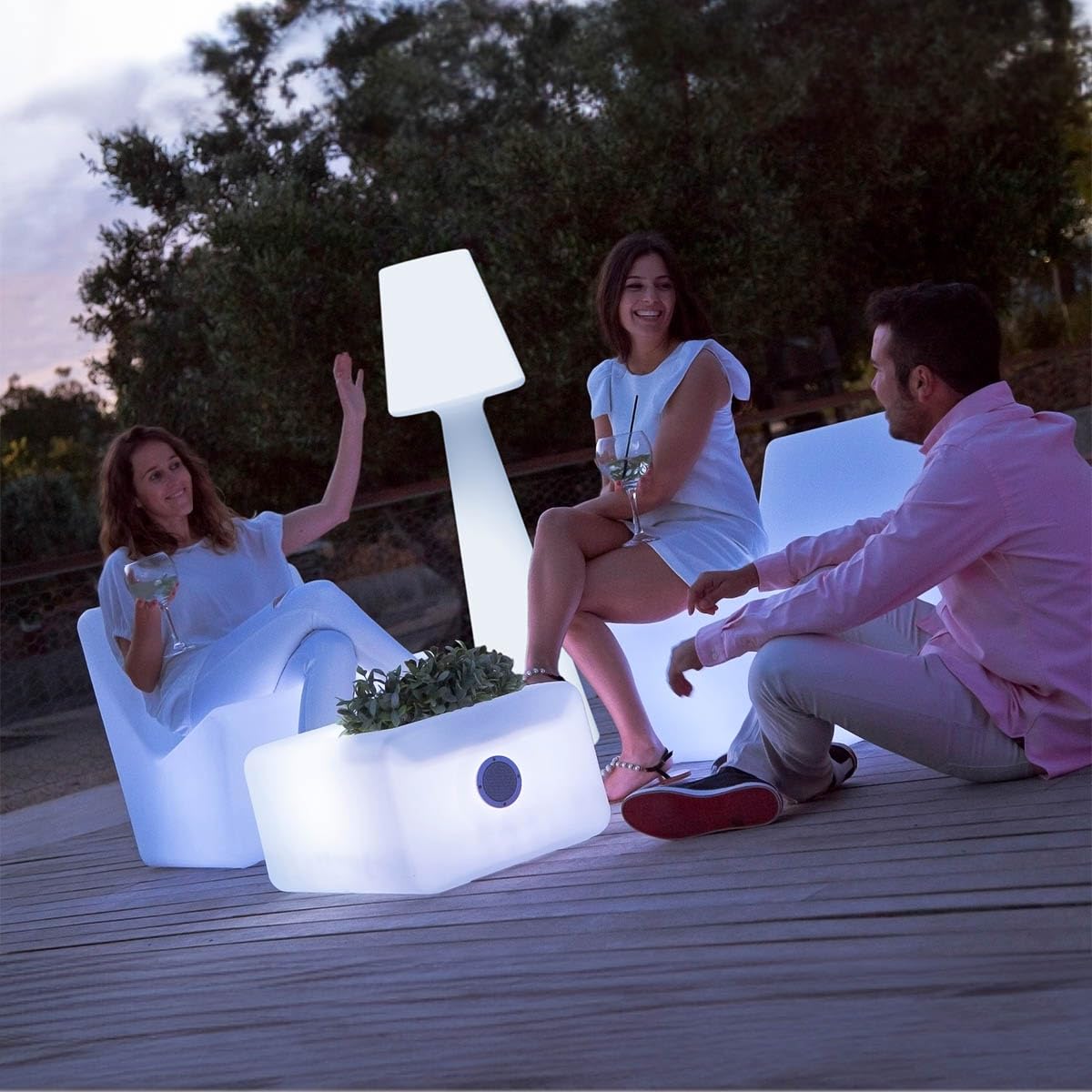 newgarden - LOLA Lámpara de Pie LED para Exterior de 165 cm de Alto. Luz Blanca Fría Muy Resistente al Exterior e Interior. Hecha de Polietileno en España