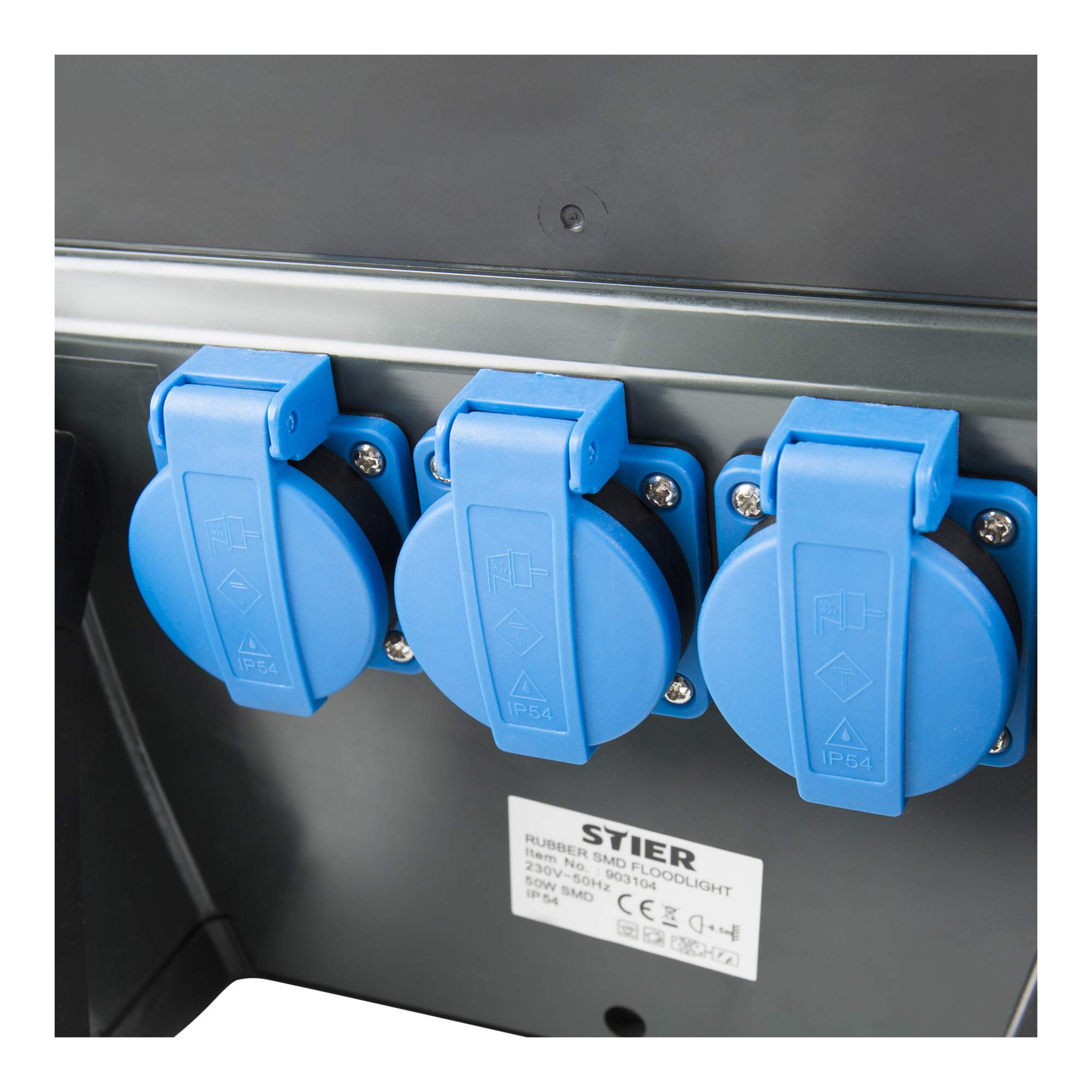 STIER SMD LED Baustrahler, 4000 Lumen Lichtstrom, 50 W Leistung, Arbeitsleuchte mit 230 V / 50 Hz, 3 Schuko-Steckdosen, schwenk- & arretierbar, 2-Komponenten-Gehäuse, LED Arbeitsscheinwerfer, LED