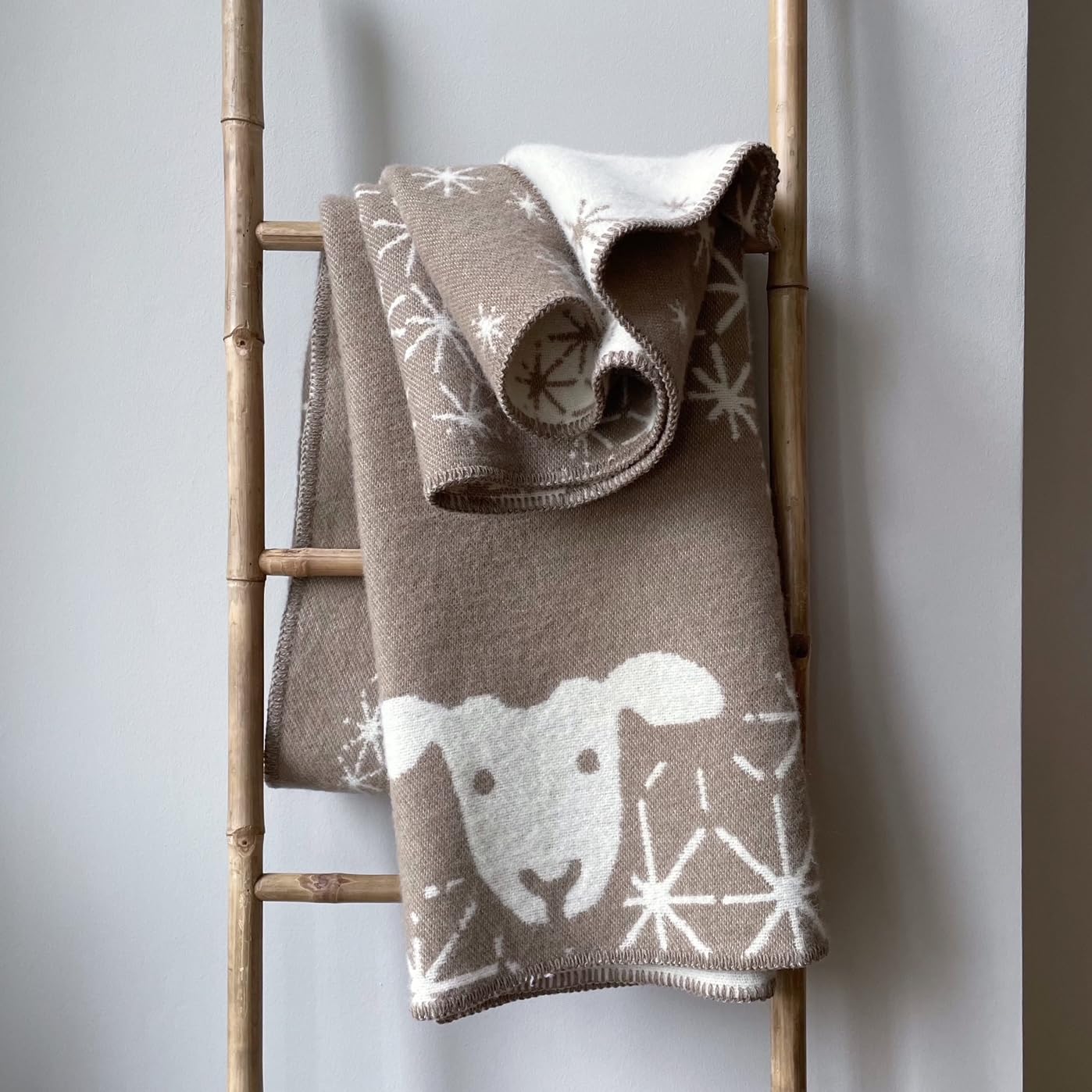 JOWOLLINA Wendedecke Wolldecke Plaid Kuscheldecke aus Öko-Wolle mit lustigem Tiermotiv (Schäfchen Pusteblume Clay)