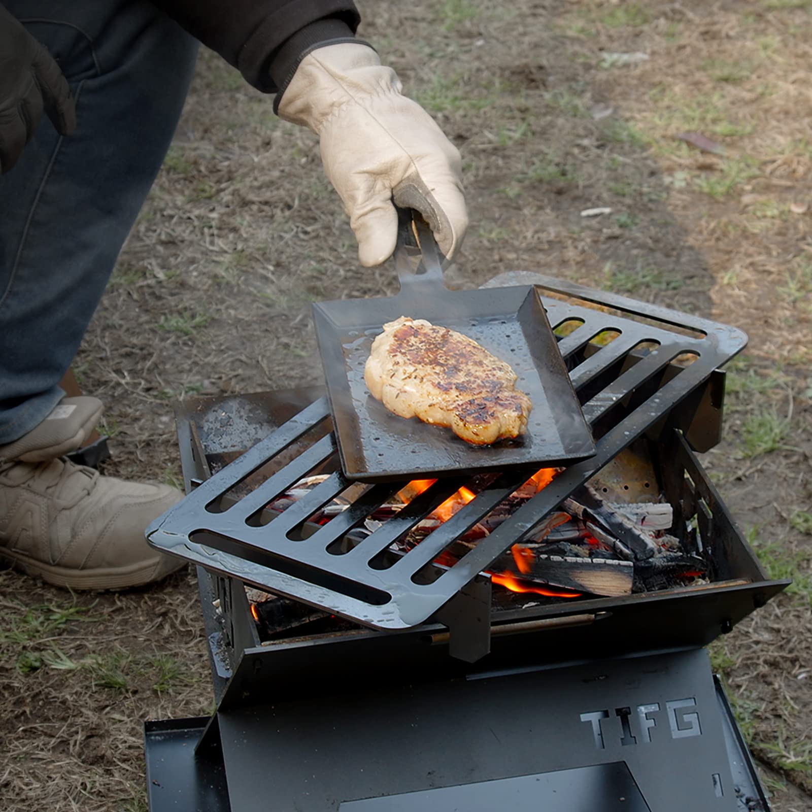 Amazon.co.jp: THE IRON FIELD GEAR 鉄板 焚き火用 穴あき TAKI BE PAN