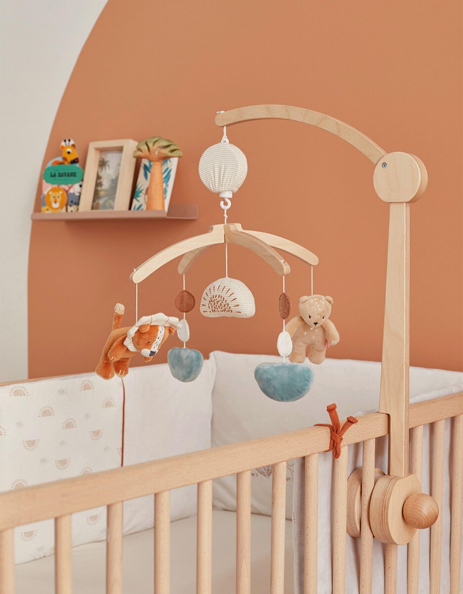 NOUKIE’S - Mobile musical en bois - Babou & Kendi - Rotation automatique sans piles - Compatible avec berceau, lit à barreaux et parc - Idéal dès la naissance pour apaiser et endormir bébé