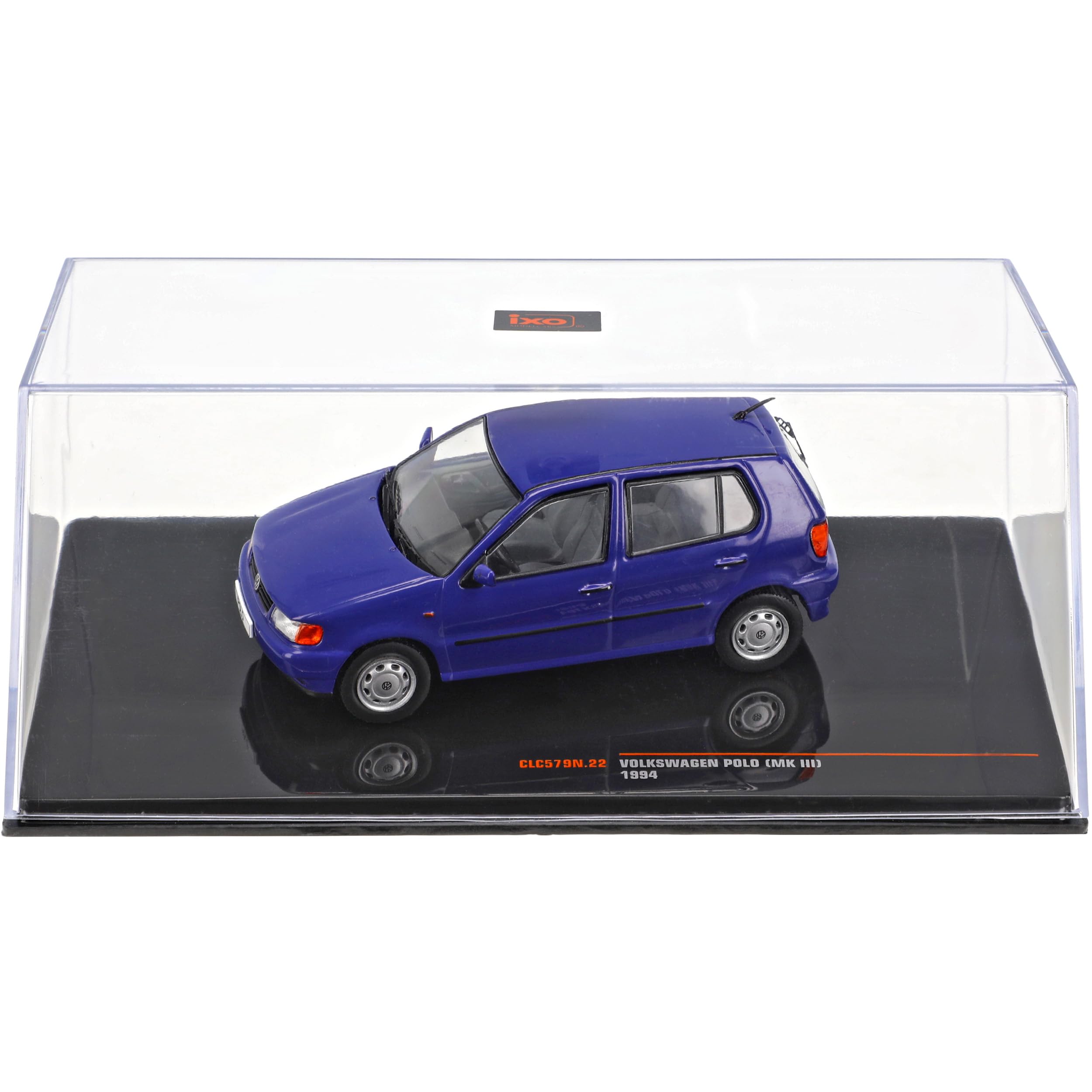 V*W Polo MKIII 6N Blau 5Türer 3. Generation 1994-2001 mit Sockel und Vitrine 1/43 Modell Auto