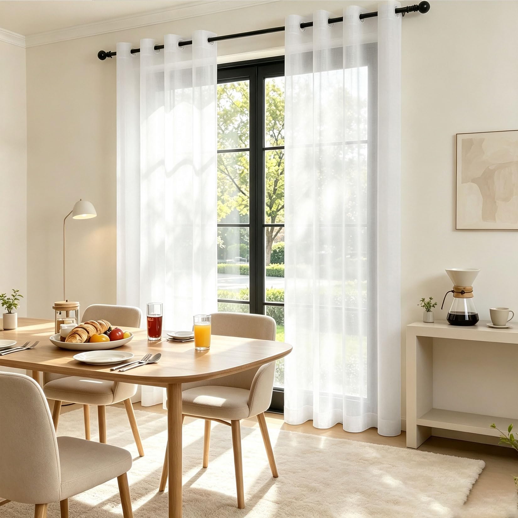 Cortinas con ojales de poliéster texturizado que regulan la luz natural de forma moderna