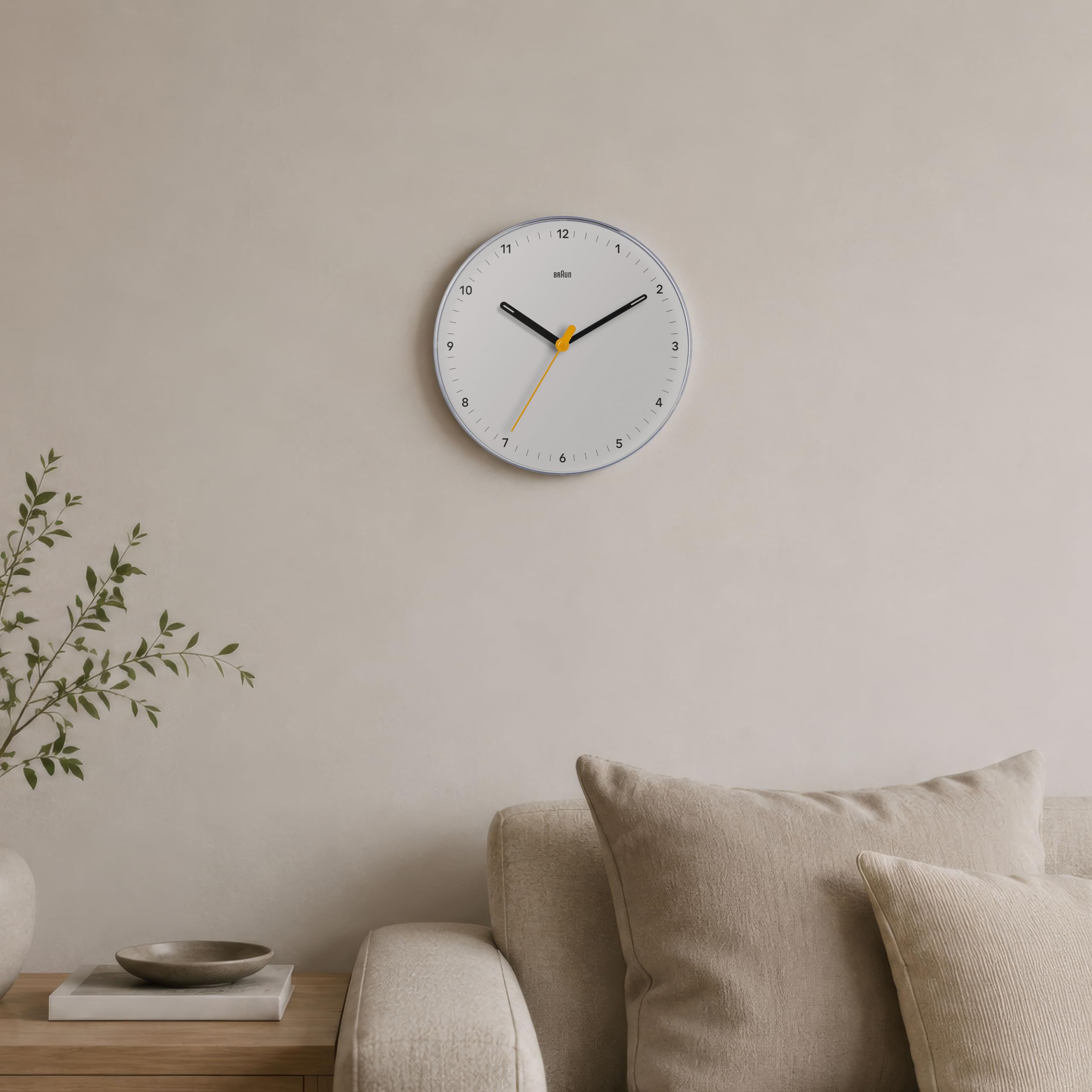 Braun Clásico Reloj de Pared analógico Movimiento de Cuarzo silencioso, fácil de Leer, 23 cm de diámetro en Color Negro, Modelo BC26W