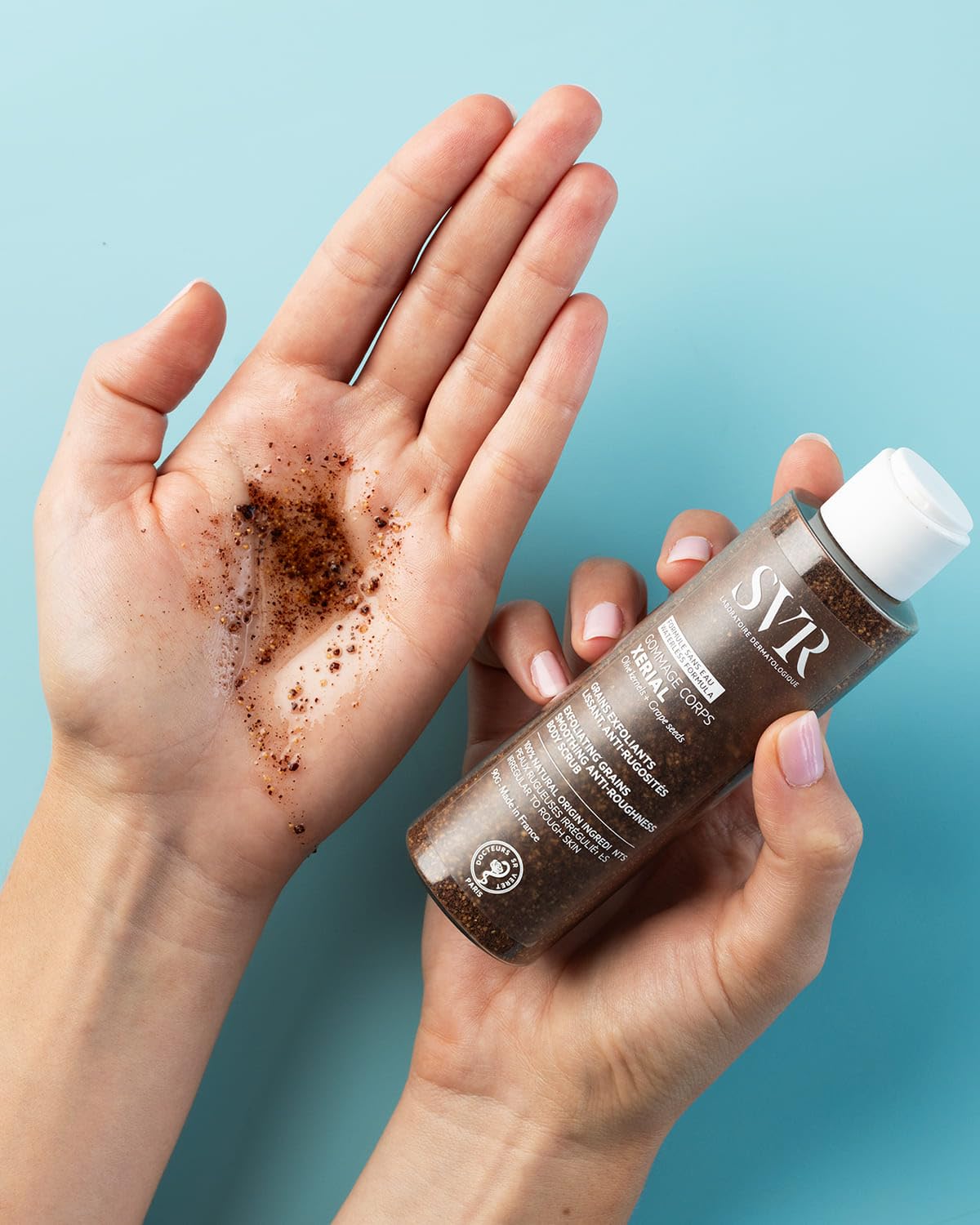 SVR - Xérial Gommage Corps - Exfoliant lissant anti-rugosités - Pour peaux sèches, rugueuses et sujettes aux poils incarnés - Noyaux d'olive & pépins de raisin 100% naturels - 100 g