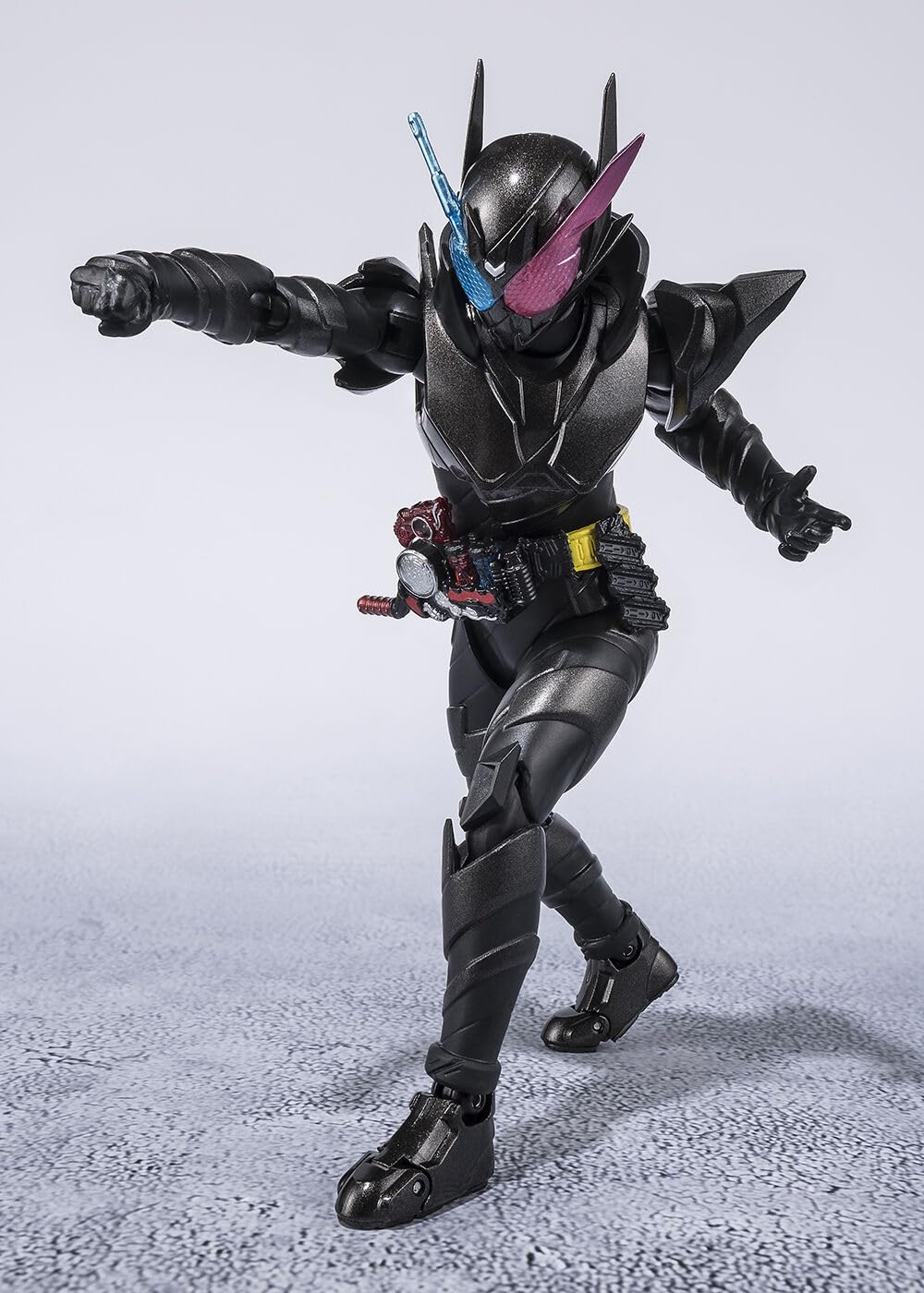 Amazon.co.jp: S.H.Figuarts 仮面ライダービルド ラビットタンク