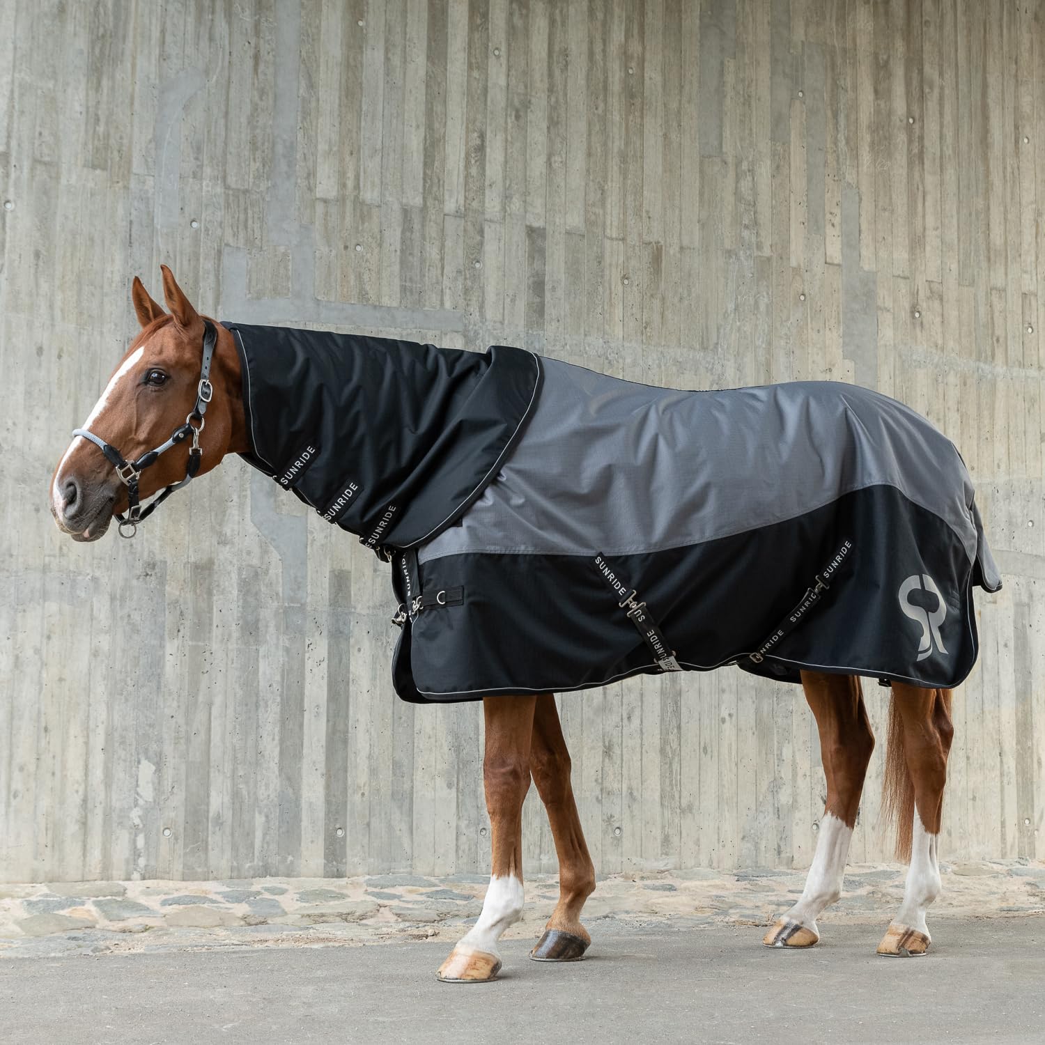SUNRIDE Manta de Invierno para Caballos de 250g (Helsinki) - Reflectante, 1200D Ripstop - Parte para el Cuello Opcional - se Puede Combinar con Mantas Interiores (140 cm, Negro/Gris)