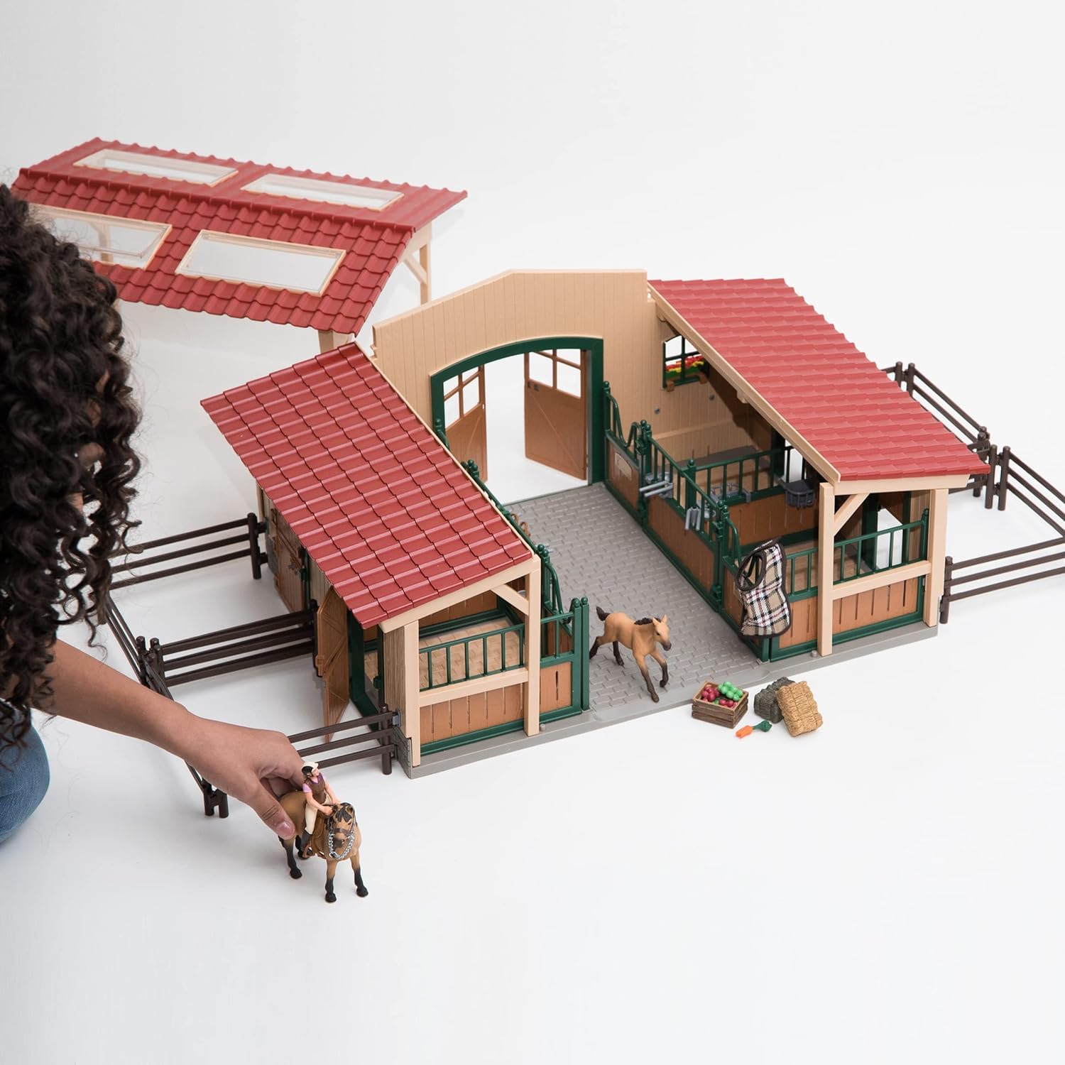 schleich FARM WORLD | Stajnia z końmi i akcesoriami 42195 | Zestaw ze stajnią, padokiem, 2 końmi, figurką dziewczynki i akcesoriami | Zabawka farma od 3 lat | 96 elementów | Ekskluzywnie na Amazon