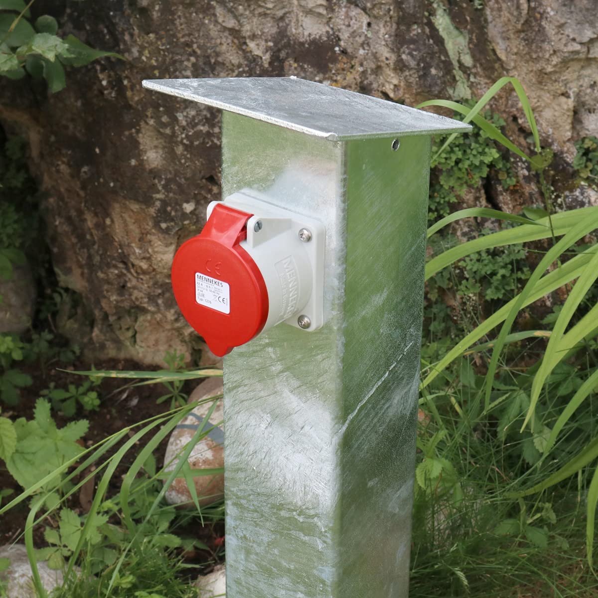 Xenterio Steckdosensäule für Festinstallation, Stahl feuerverzinkt, 1x CEE-Steckdose mit Klappdeckel 16A