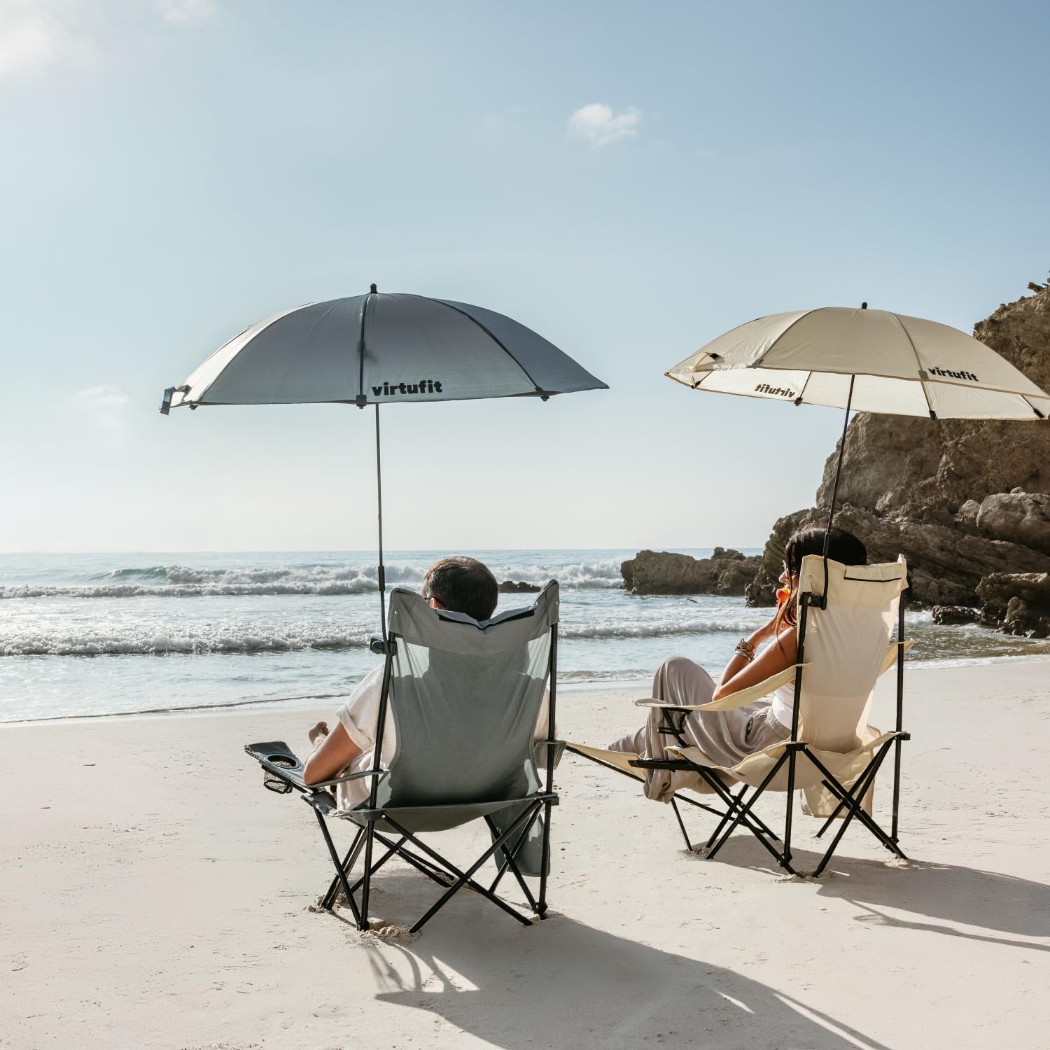 VirtuFit Faltbarer Campingstuhl mit Fußstütze Schwarz – Klappbarer Strandstuhl mit Armlehnen und Getränkehalter – Bequemer Outdoor Stuhl für Camping, Garten, Festival und Strand
