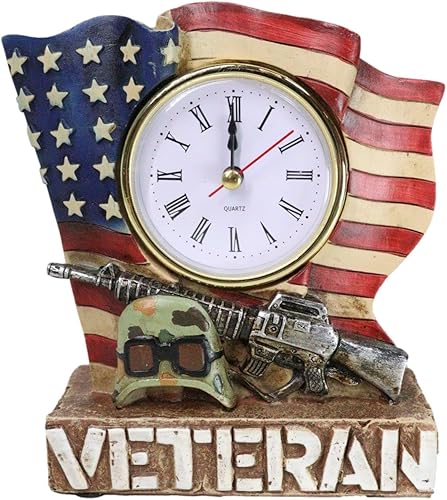 Ebros Gift Patriótico Americano veterano militar soldado caído Estados Unidos Old Faithful Flag Rifle y táctico Camo casco escritorio mesa reloj