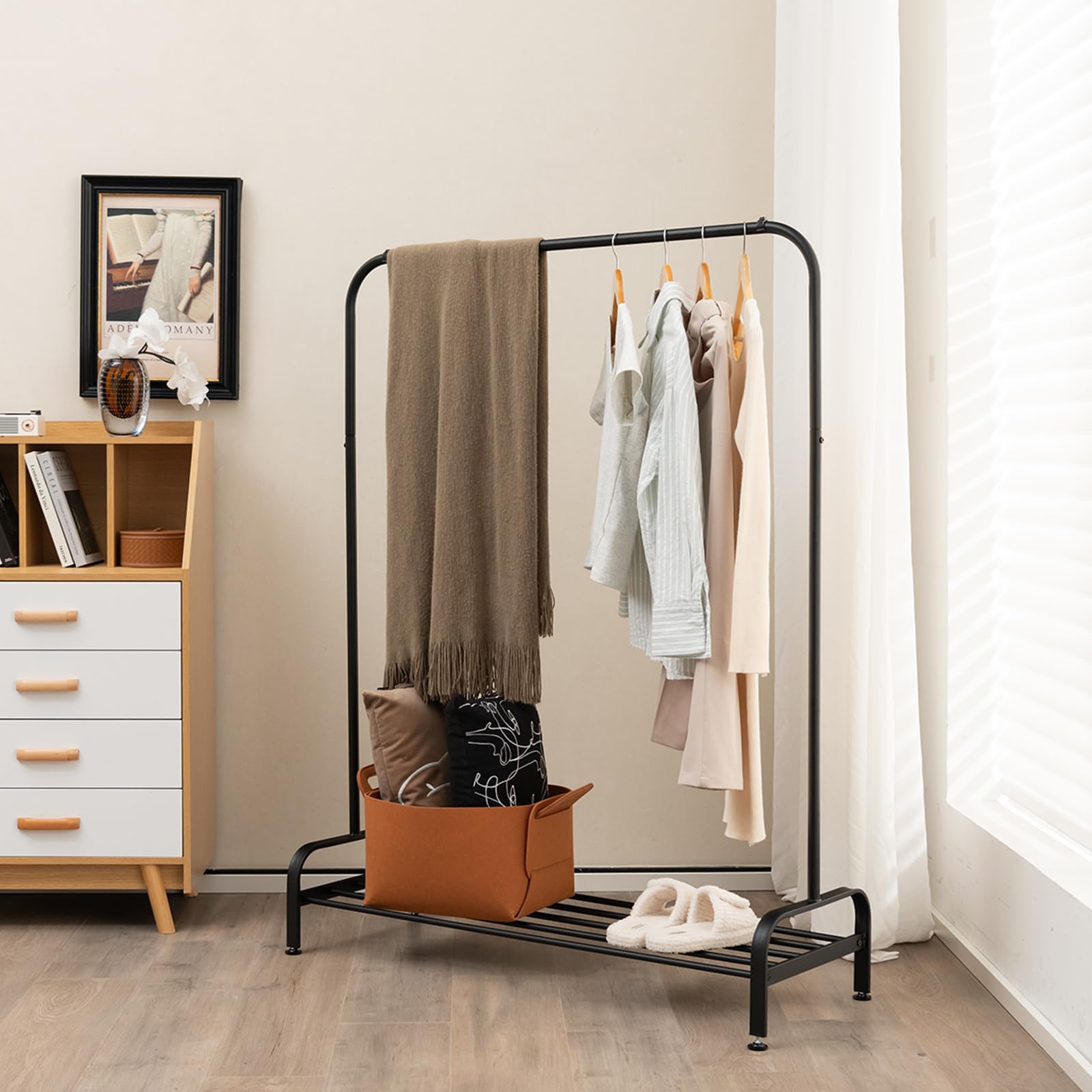 HOMASIS Stand Appendiabiti da Terra, Porta Abiti con Ripiano e 2 Ganci, Scaffale Portaoggetti Multifunzionale, Stender Salvaspazio per Camera da Letto, Negozio di Abbigliamento, 112 x 42 x 145cm, Nero