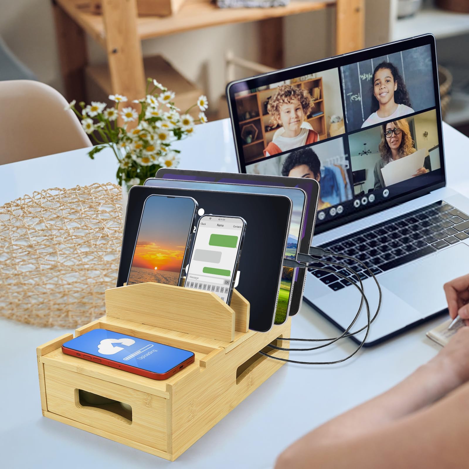 ZOOFOX Stazione di ricarica in bambù per più dispositivi, docking station da scrivania con scomparti divisori rimovibili e cassetto, stazione di ricarica da comodino compatibile con smartphone, tablet