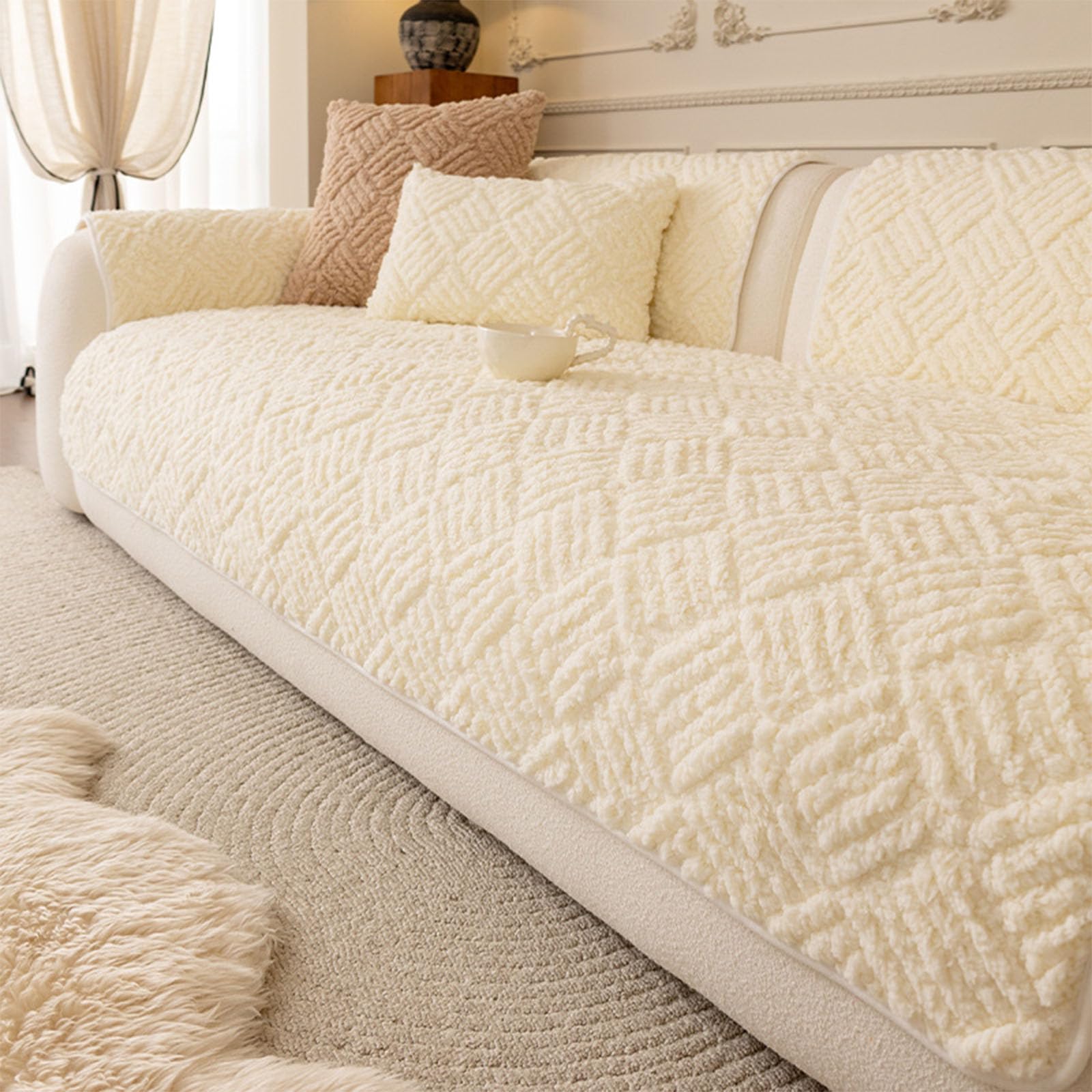Housse de canapé en velours de coton beige pour un salon chic et protégé