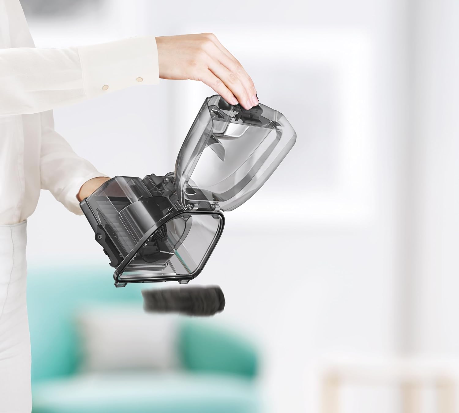 Emptying the dust container of Electrolux CompactGo Z1231