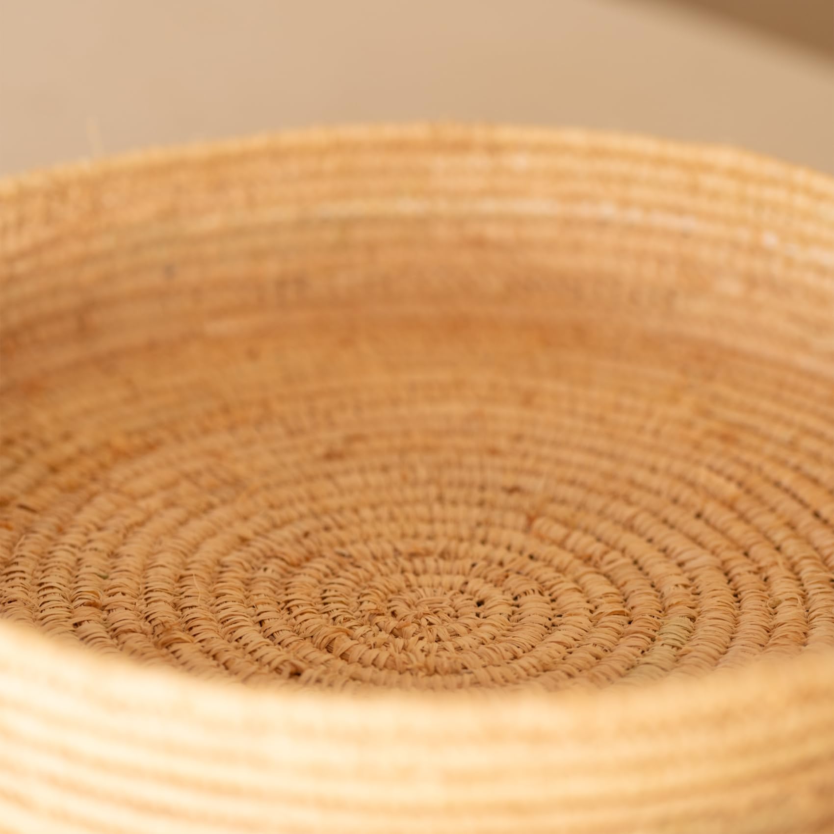 Home Maison - Plateau Rond en Osier Naturel avec Anses - Accessoires Déco - Tressage Fin - Service Repas, Petit Déjeuner, Thé, Café - 32 x 6 cm - Naturel
