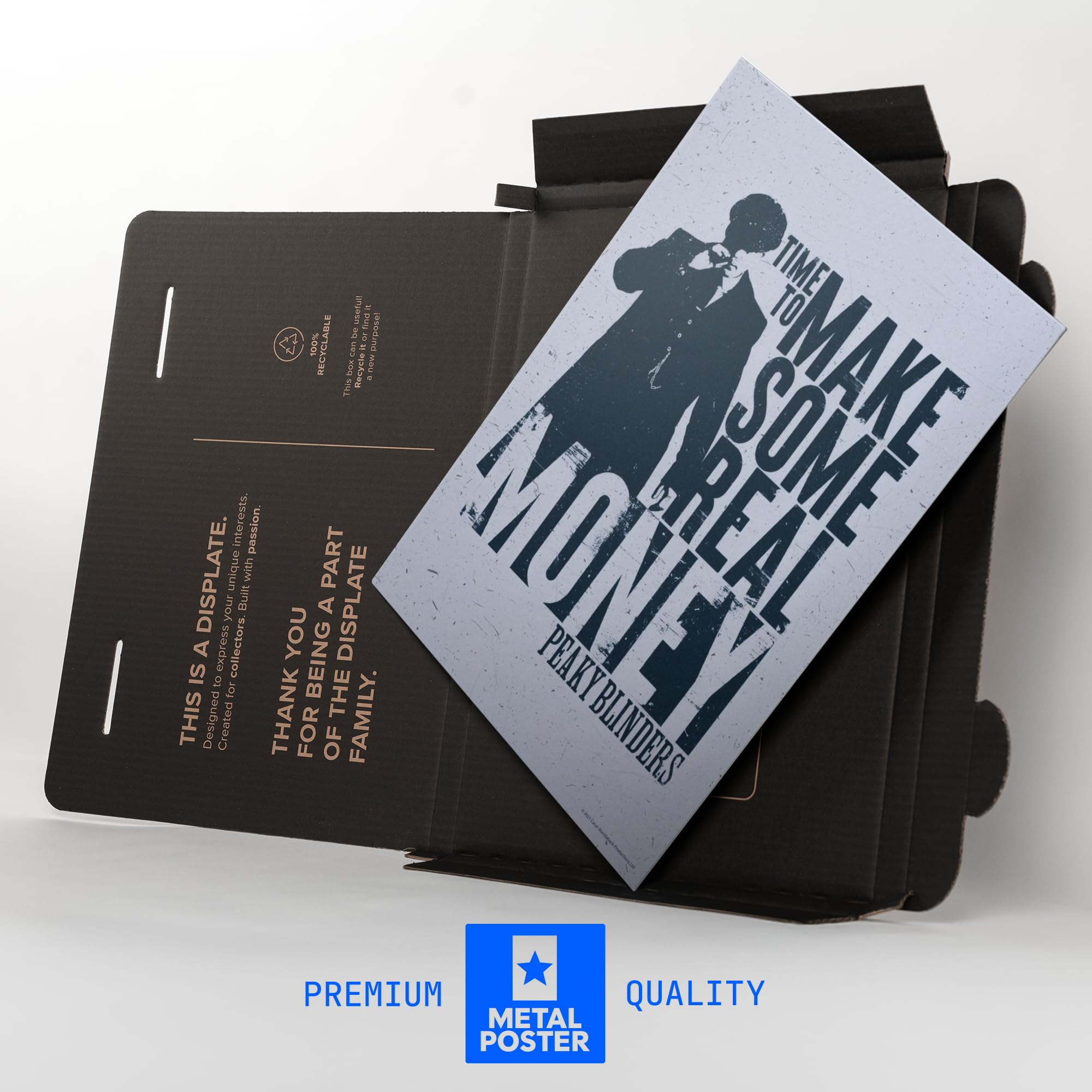 Displate Metall poster Peaky Blinders Time To Make Some Money Größe M | Moderne Bilder Wohnzimmer, Wandbilder für Schlafzimmer. Wanddeko & Geschenk. Wandkunst mit Magnet-Befestigung, ohne Bohren.