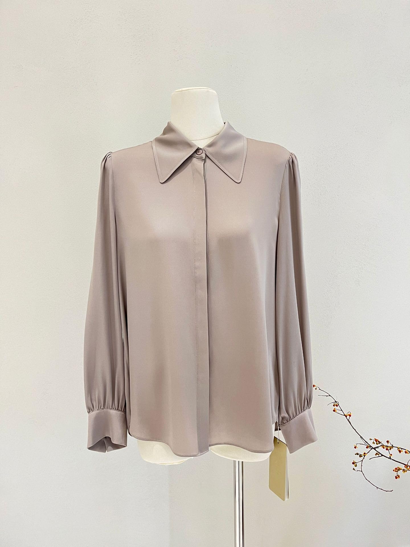 Camisa de Seda Color Crema con Botones para Mujer