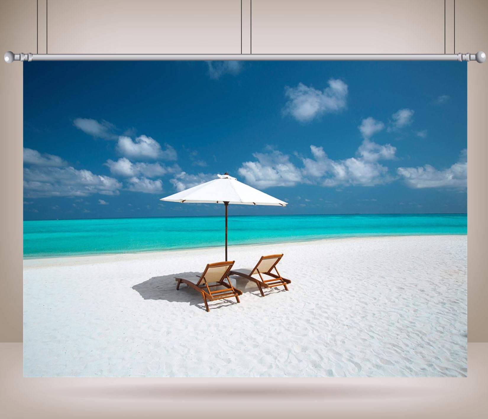 10x6.5FT (3x2m) Lettini E Ombrellone Vicino Al Mare Blu Sfondo Fotografico | Tranquilla Fuga Di Lusso Sull'Isola Fondale In Tessuto,Due Sedie In Legno,Per Feste Estive E Foto Delle Vacanze,Photo Booth
