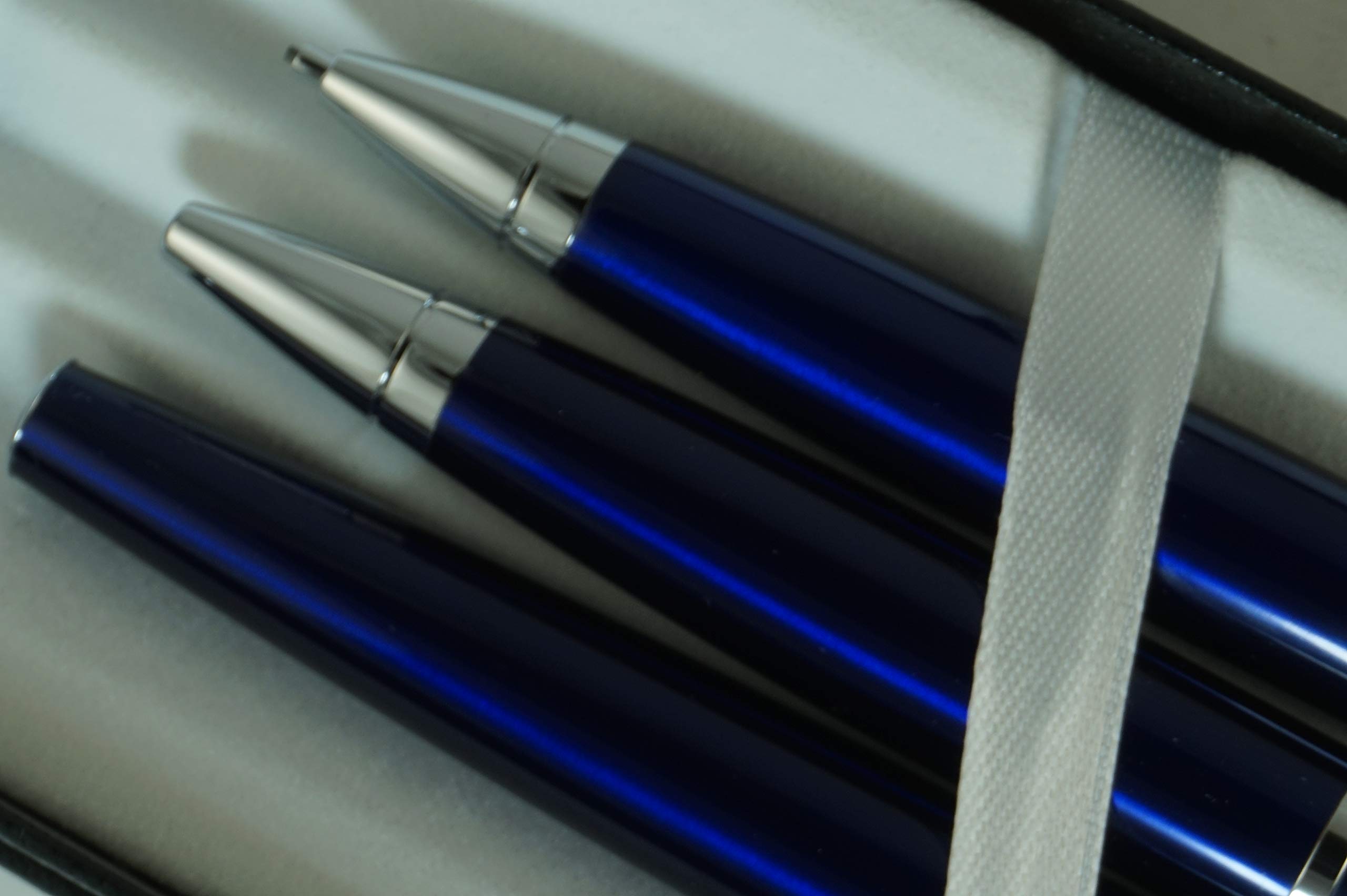 Set di penne a sfera con inchiostro gel nero Calaise Selectip Cross Midnight Blue, lucido per appuntamenti e cross. Una penna a sfera e matita di ottima qualità per chiunque.