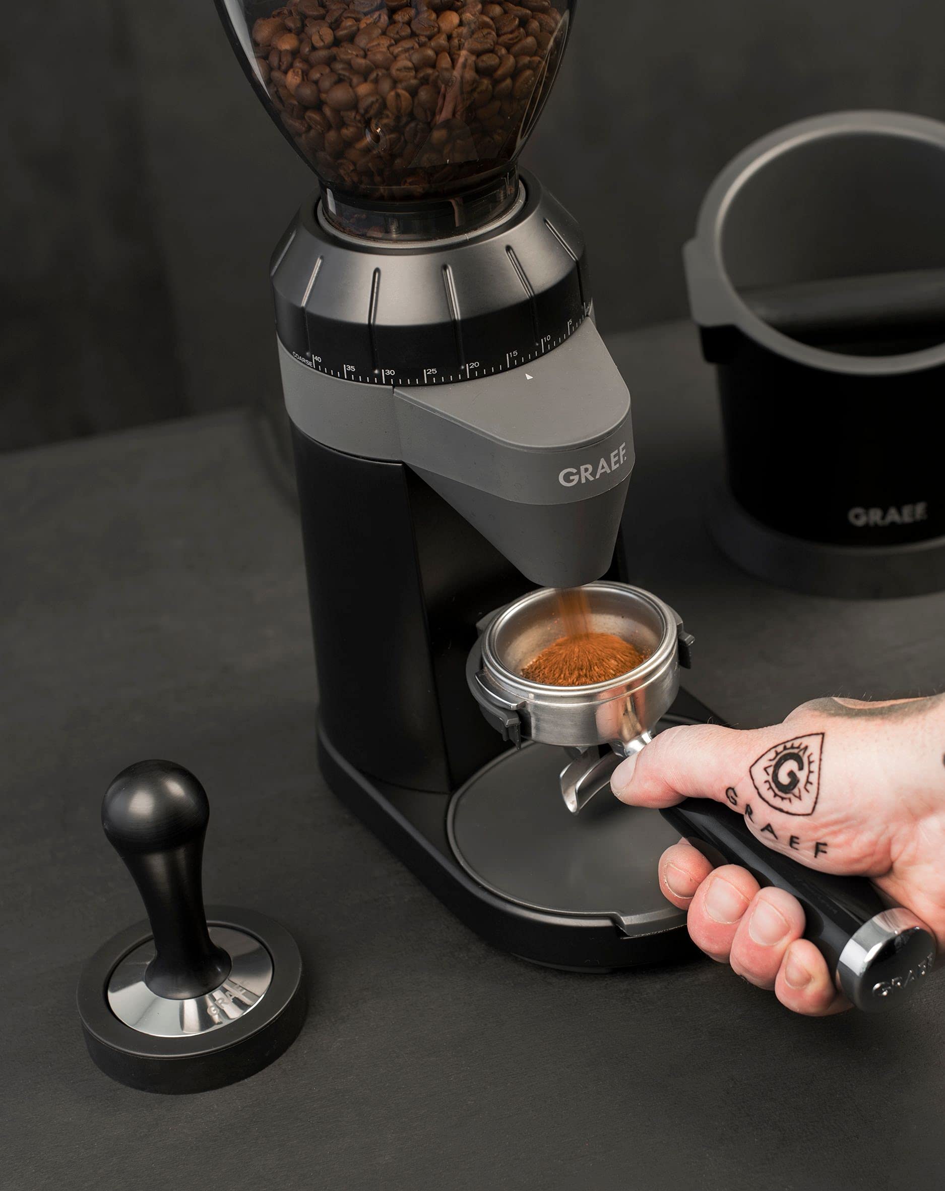 GRAEF CM802 - Macinacaffè elettrico, alloggiamento in alluminio, contenitore per chicchi 350 g, macina a cono in acciaio inox, 40 gradi di macinatura, portafiltro, nero