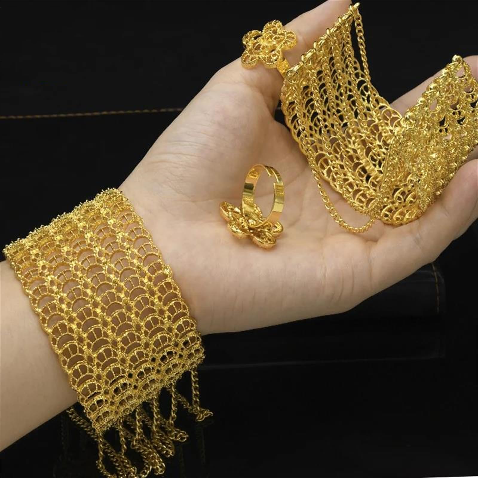 MOCHAMIK Quasten-Manschettenarmband mit befestigtem Ring für Damen in 24-Karat-Goldfarbe. EIN luxuriöser Designer-Armreif für EIN Statement-Schmuck-Ensemble