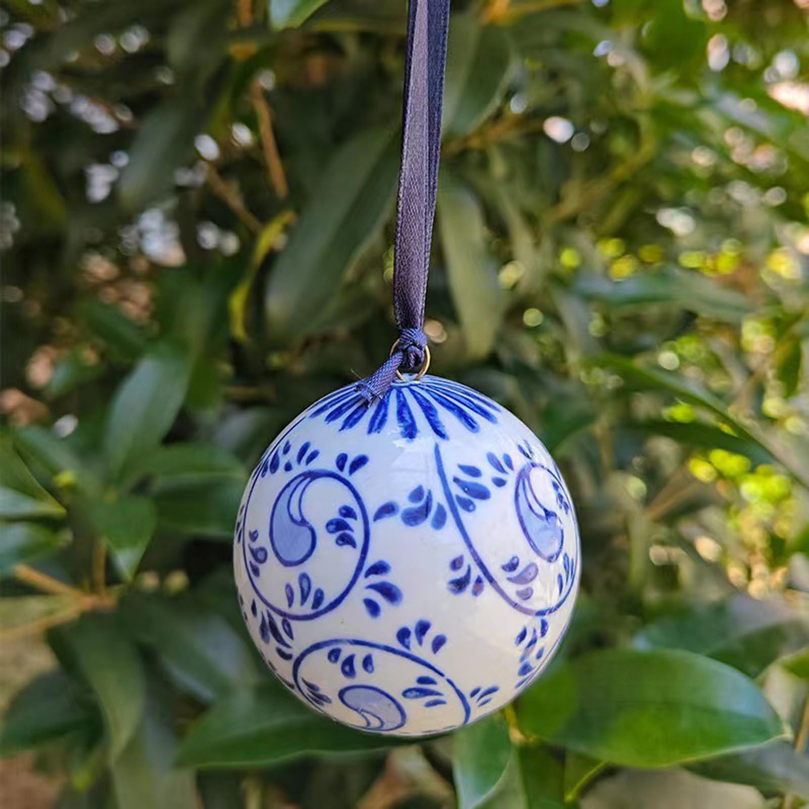 Paquete de 6 adornos de Navidad de porcelana azul pintados a mano para decoración festiva